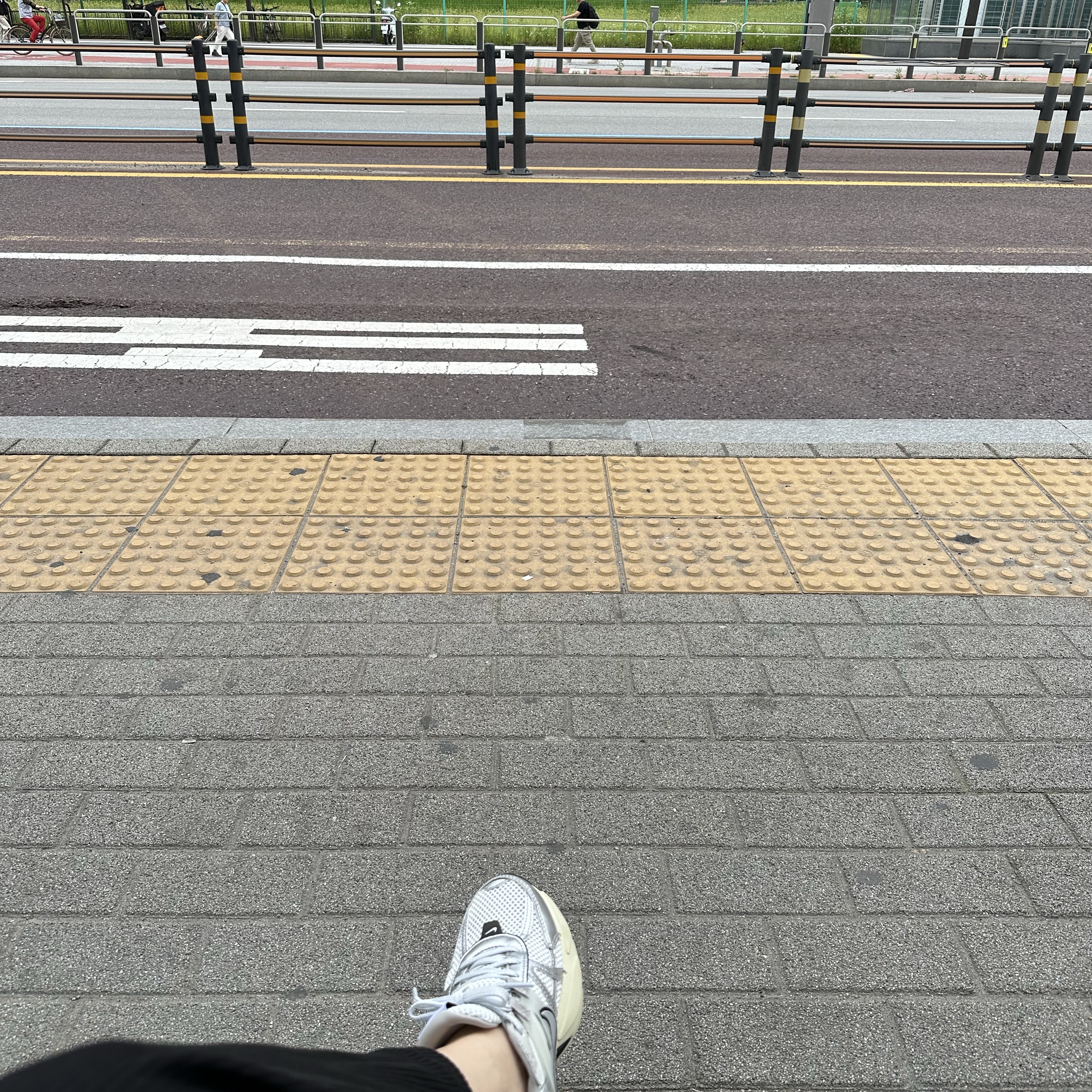 Nike V2K Run Summit White Metallic Silver 착용 스타일