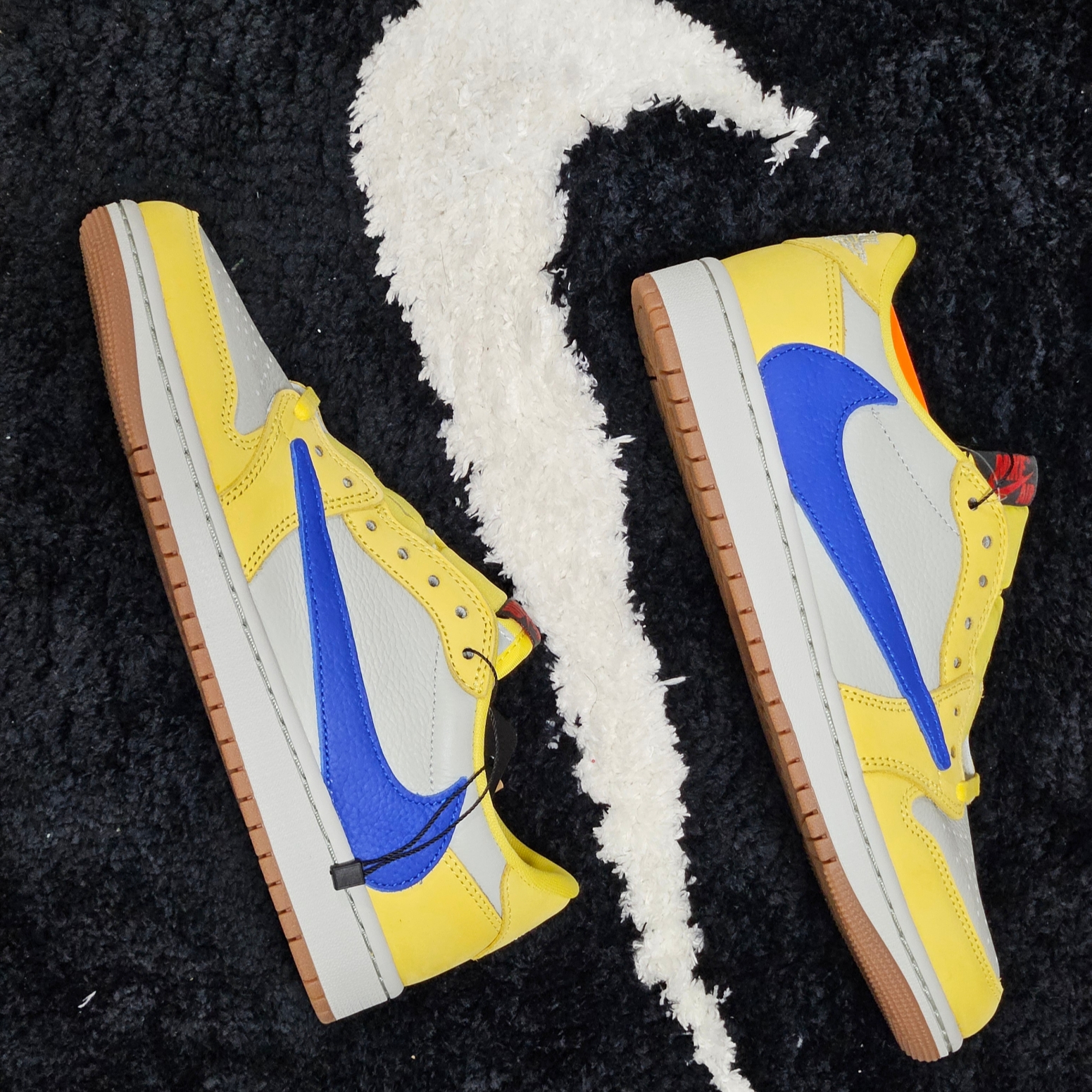 (W) Jordan 1 x Travis Scott Retro Low OG SP Canary 착용 스타일