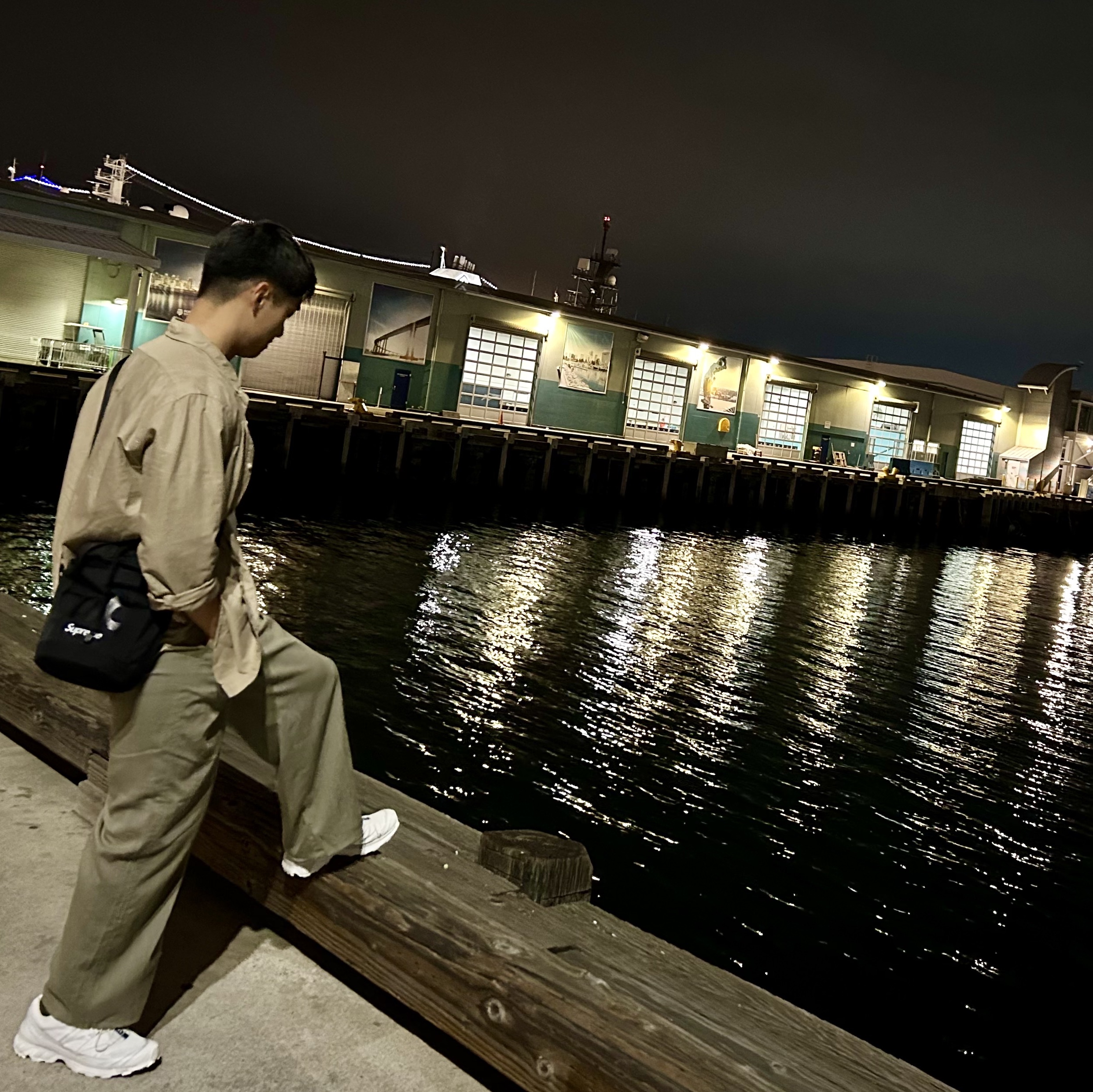 Supreme Cinch Bag Black - 24SS, Dr. Martens Terry Leather Strap Sandals Black Brando 착용 스타일 - 2