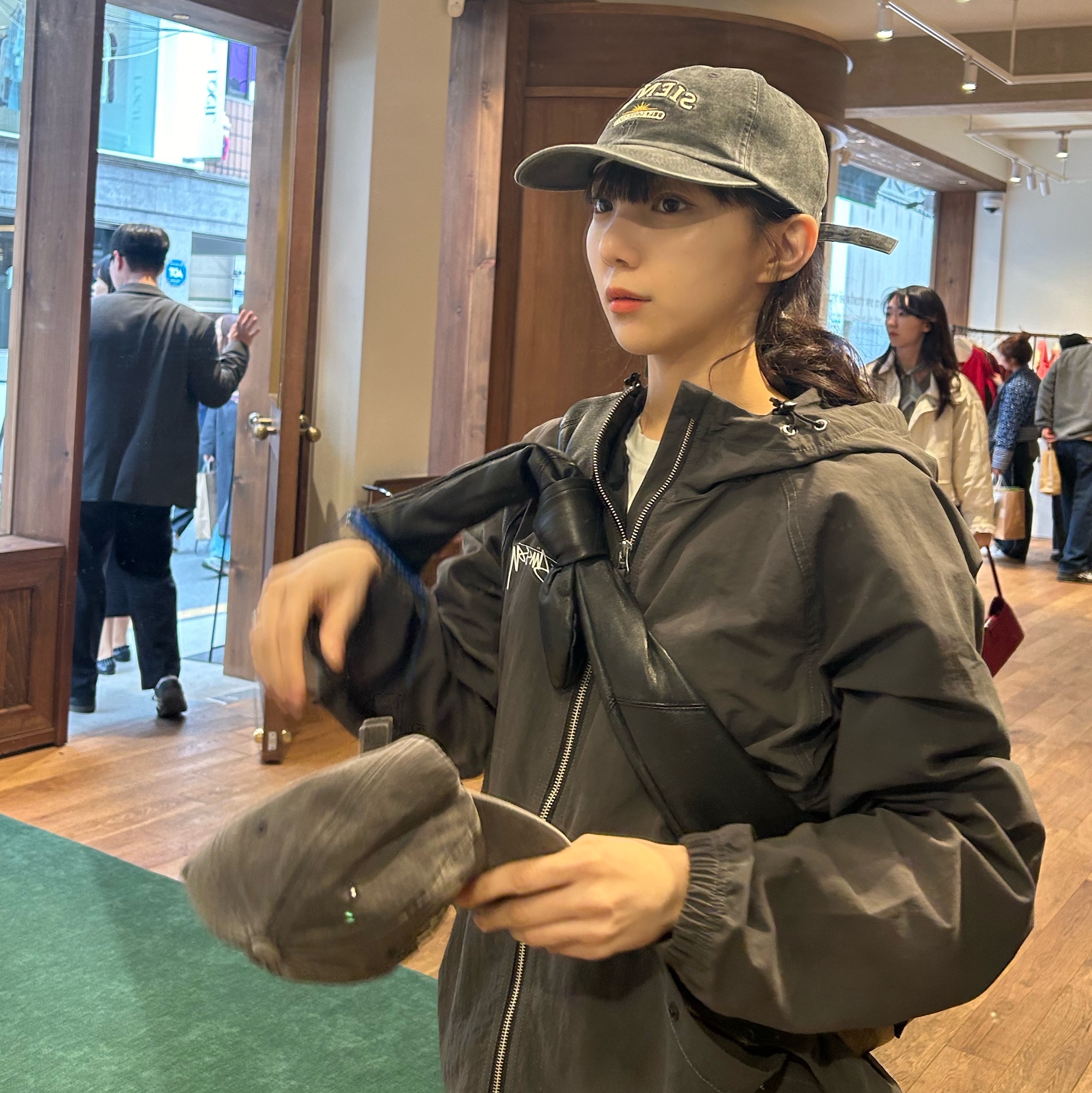 Stussy Wave Dye Beach Shell Jacket Black, Ader Error x Zara Leather Shoulder Bag with Knot Black 착용 스타일