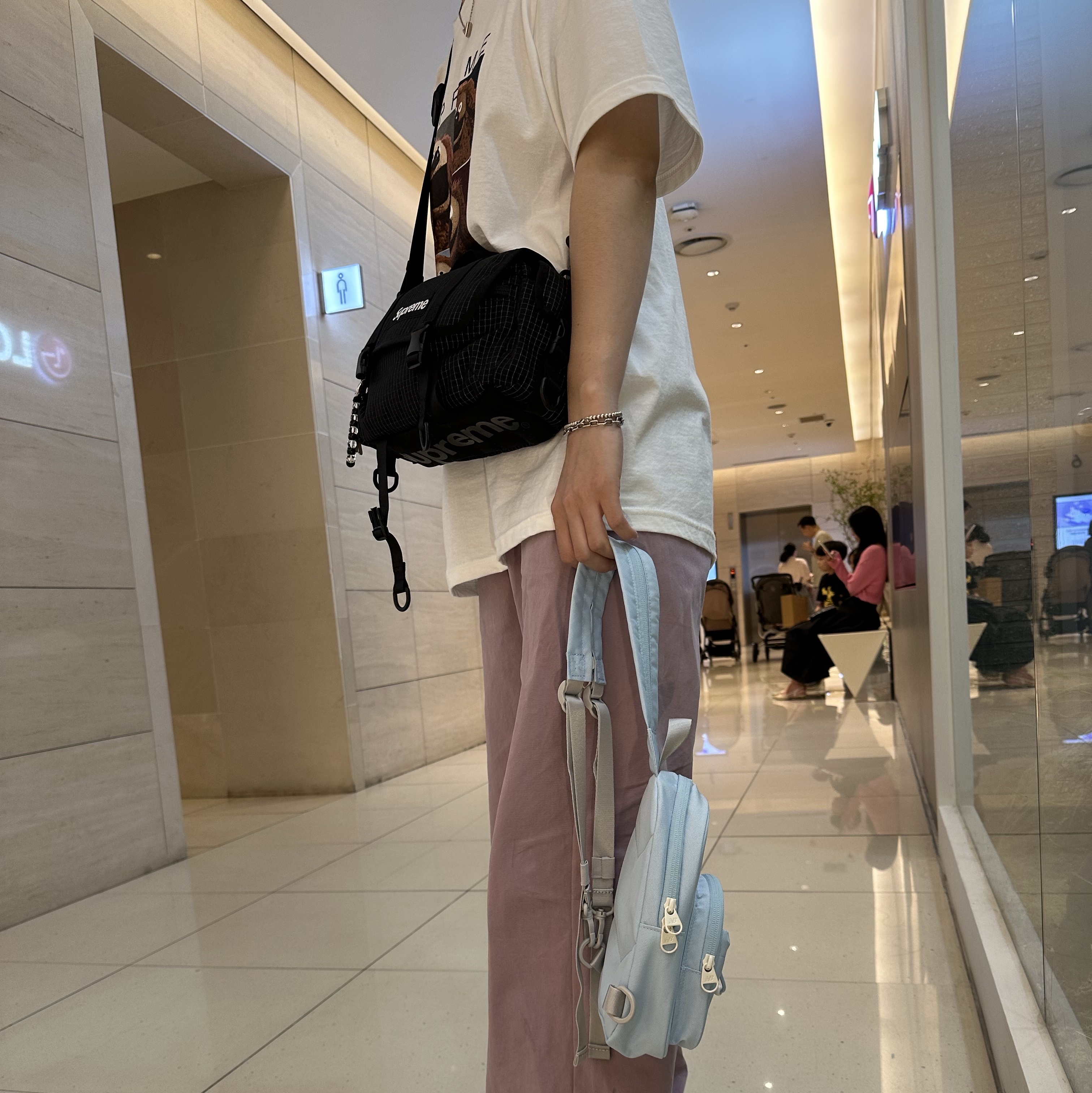 Supreme Rowlf T-Shirt White - 24SS, Supreme Mini Duffle Bag Black - 24SS 착용 스타일 - 2