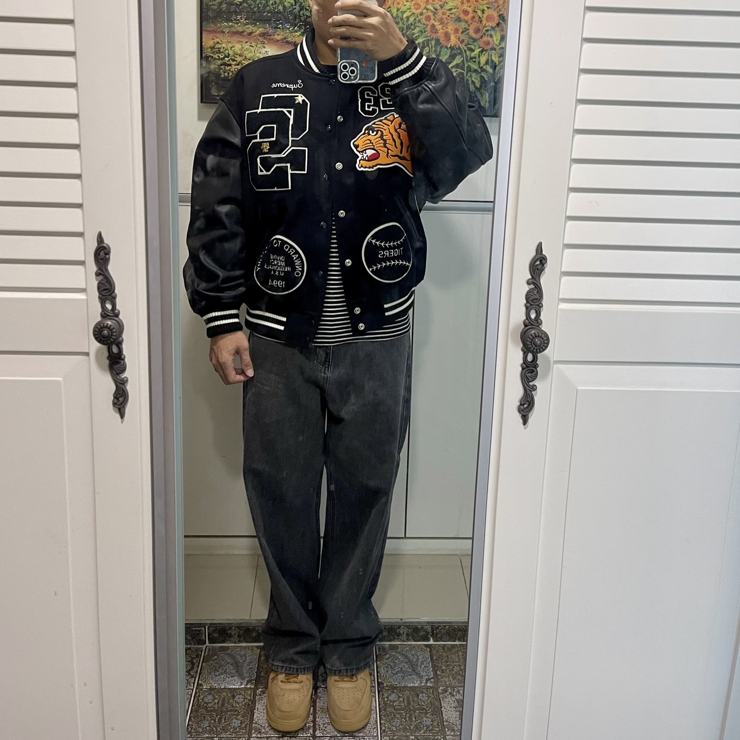 Supreme Tiger Varsity Jacket Black - 23FW 착용 스타일
