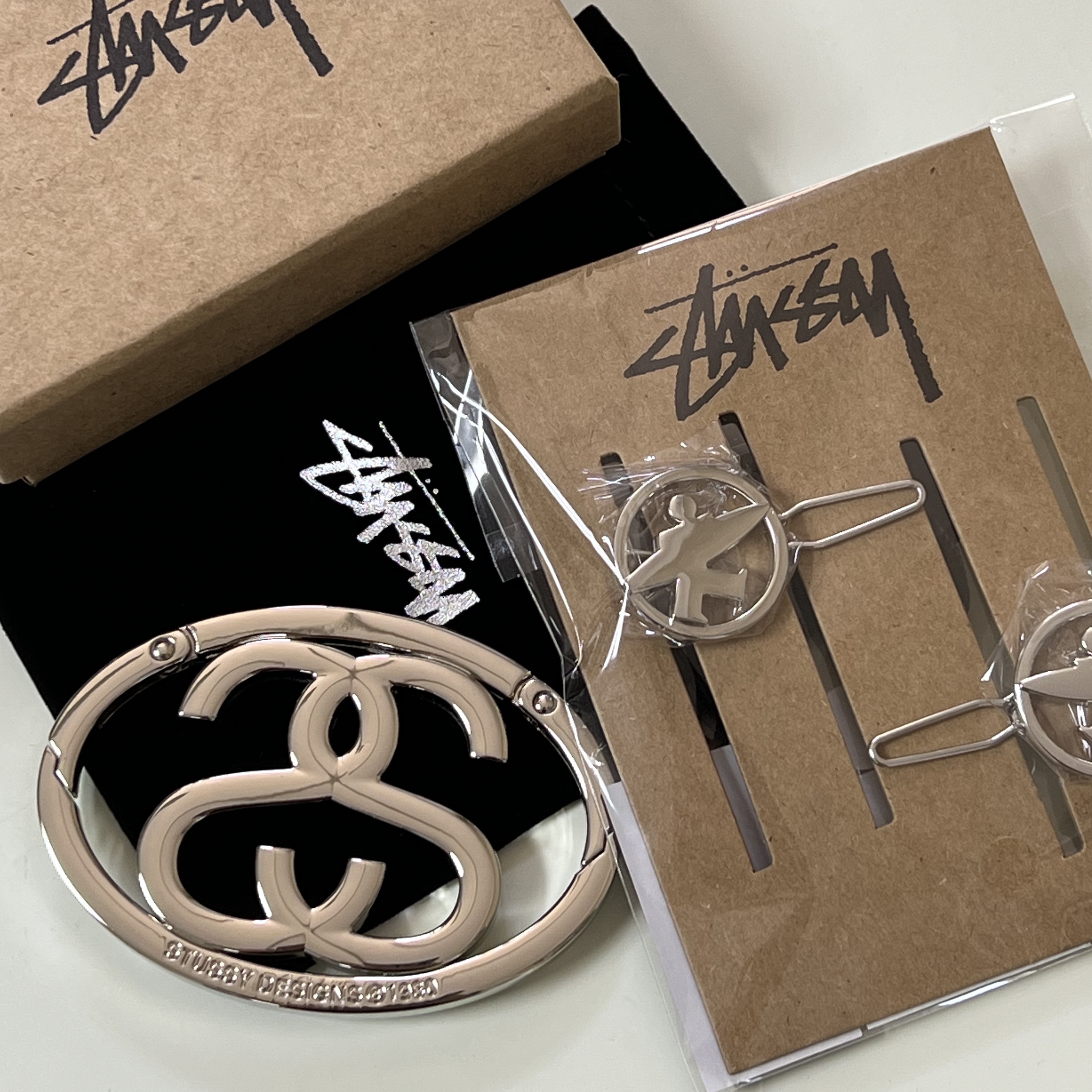 Stussy SS Link Carabiner Silver, Stussy Surfman Hairclip Silver 착용 스타일