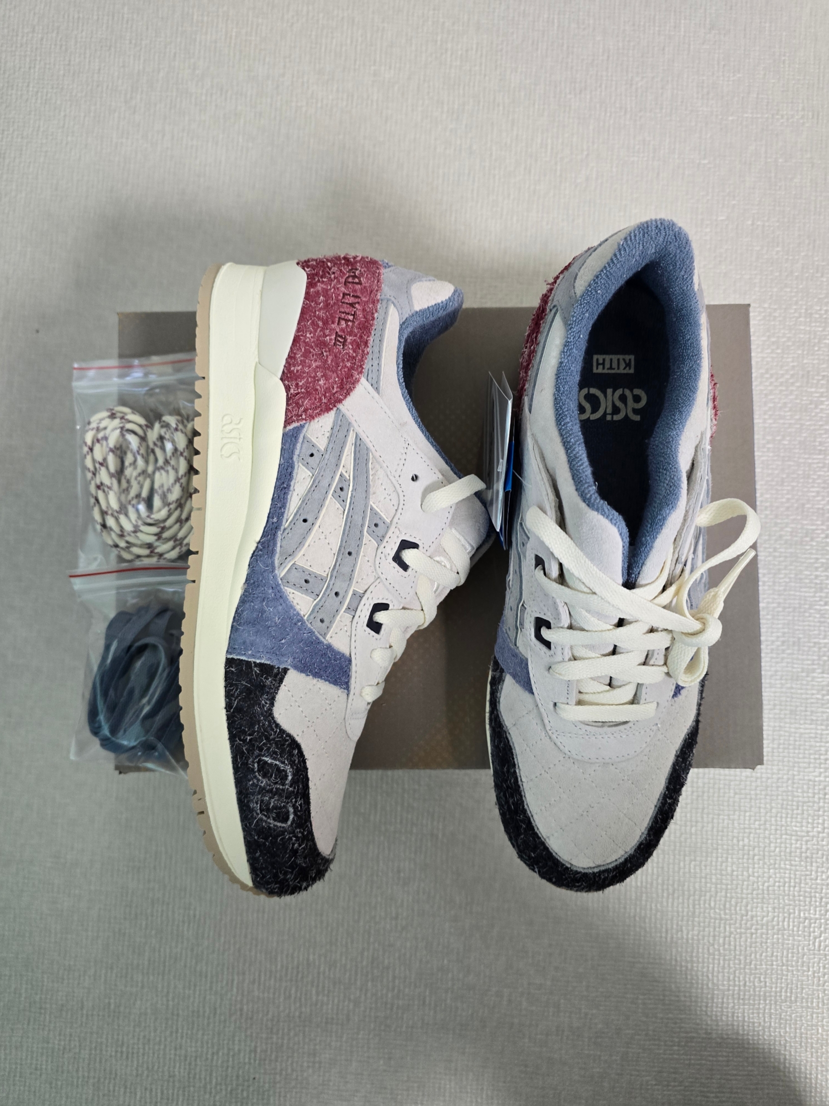Asics x Kith Gel-Lyte III Remastered Seoul Cream, Palace x Gap Heavy Jersey T-Shirt White - 24SS 착용 스타일 - 2