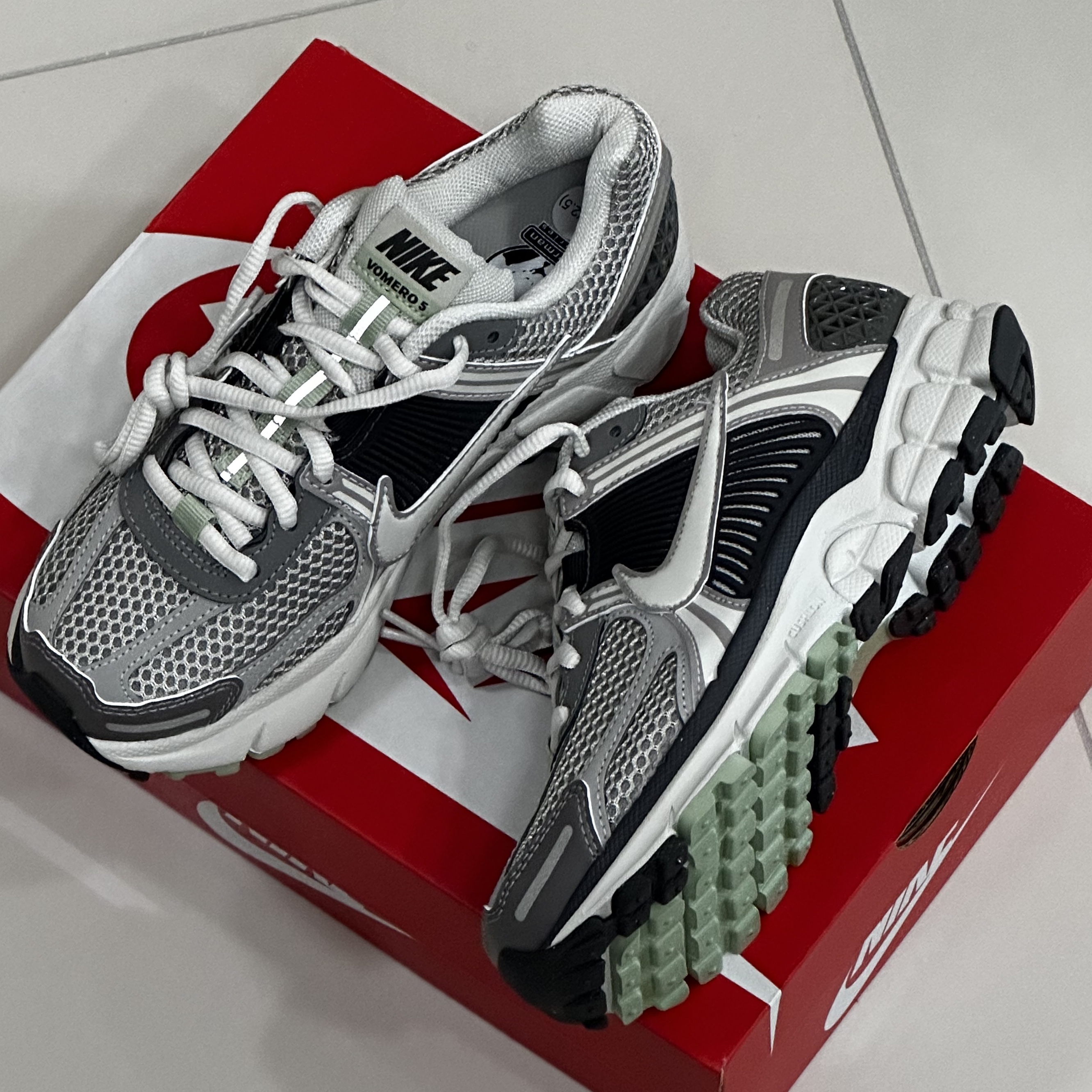 (W) Nike Zoom Vomero 5 Cobblestone and Flat Pewter 착용 스타일 - 2