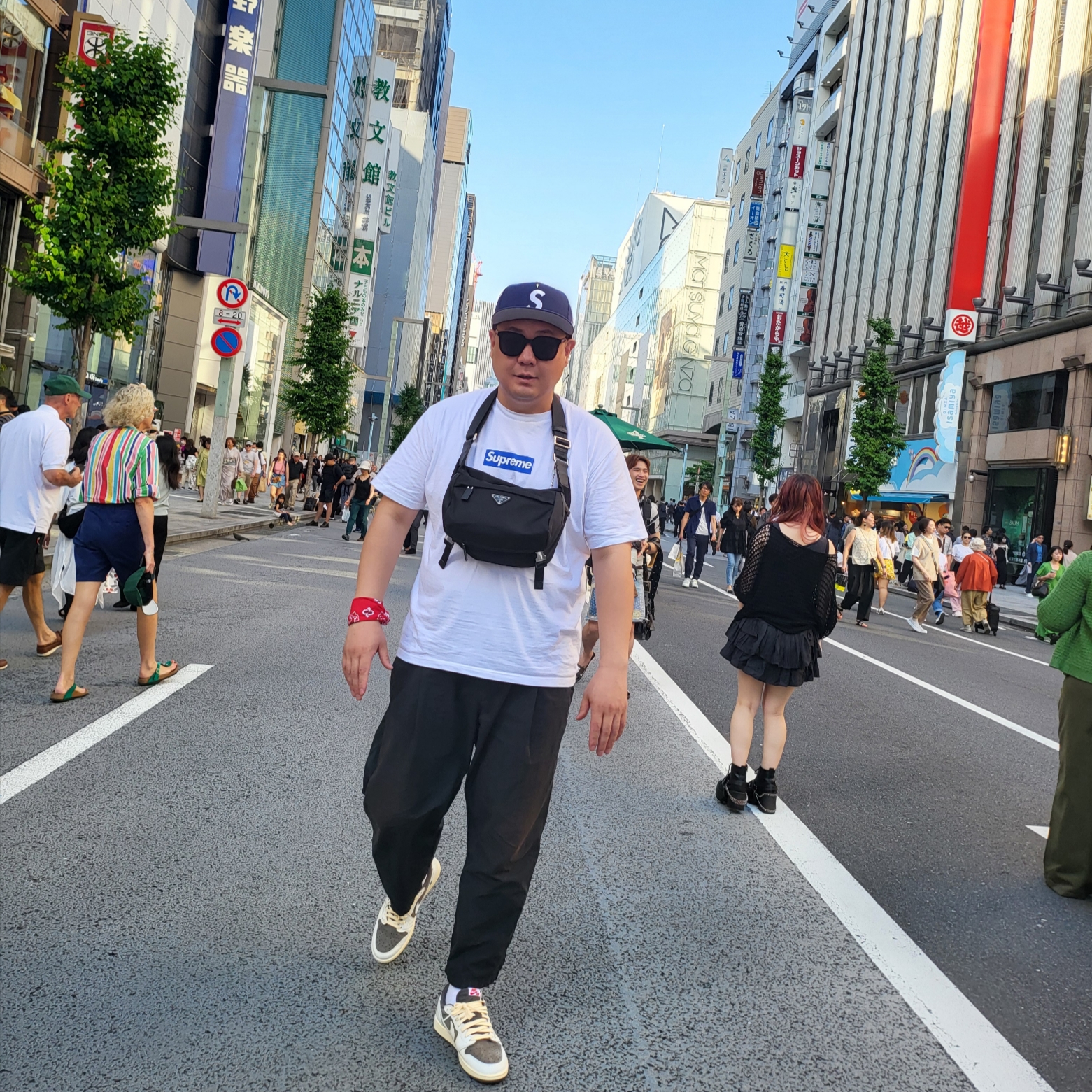 Supreme Seoul Box Logo T-Shirt White - 23FW, Supreme Gold Cross S Logo New Era Light Navy - 24SS 착용 스타일