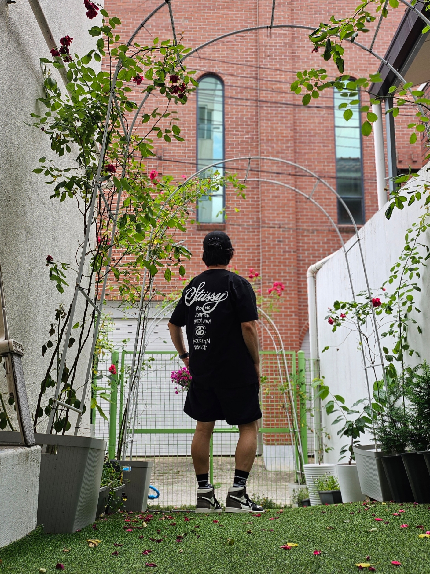 Stussy World Tour T-Shirt Black 2023, Darkr8m Studio x New Era Unstructured Ball Cap Black 착용 스타일 - 1