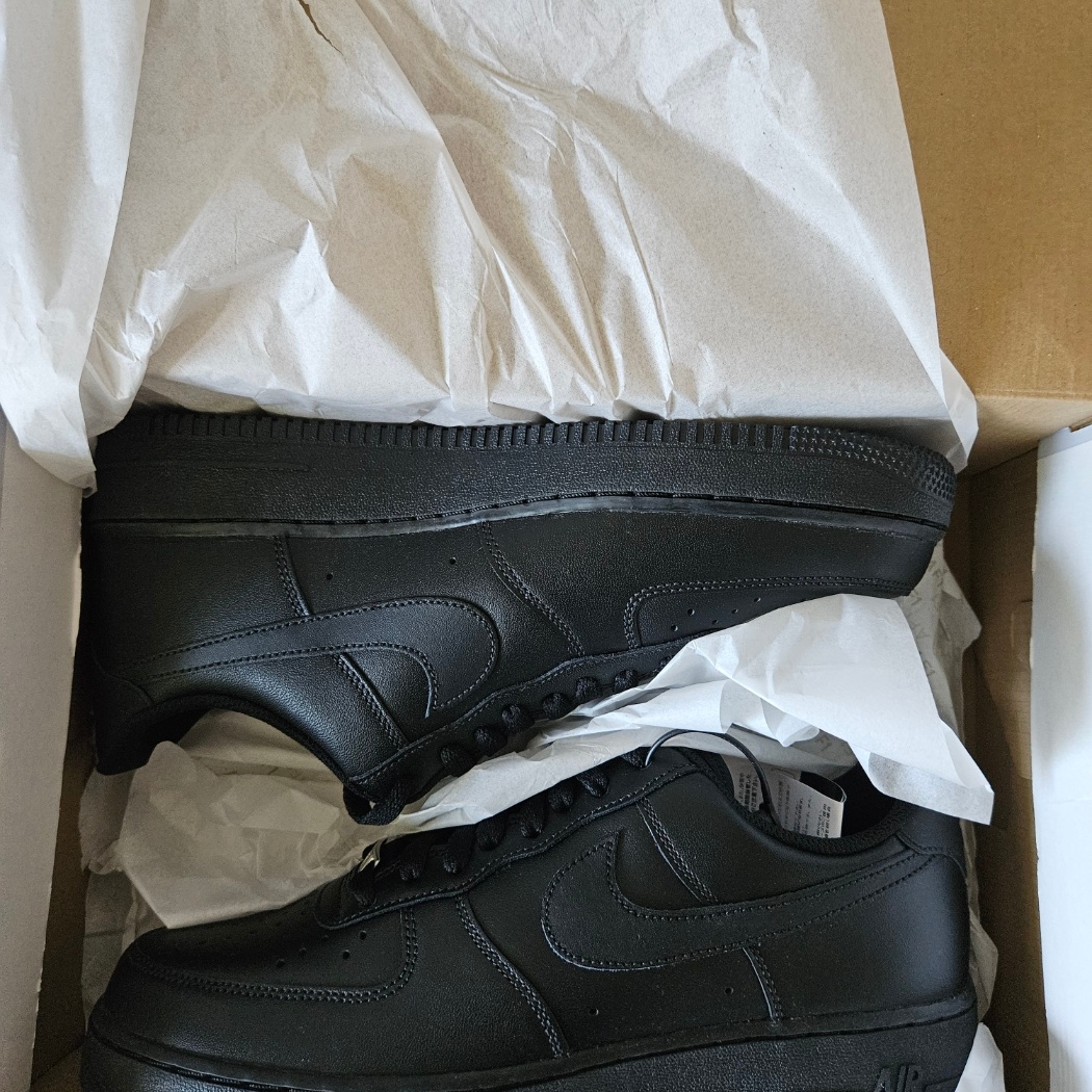 Nike Air Force 1 '07 Low Triple Black 착용 스타일