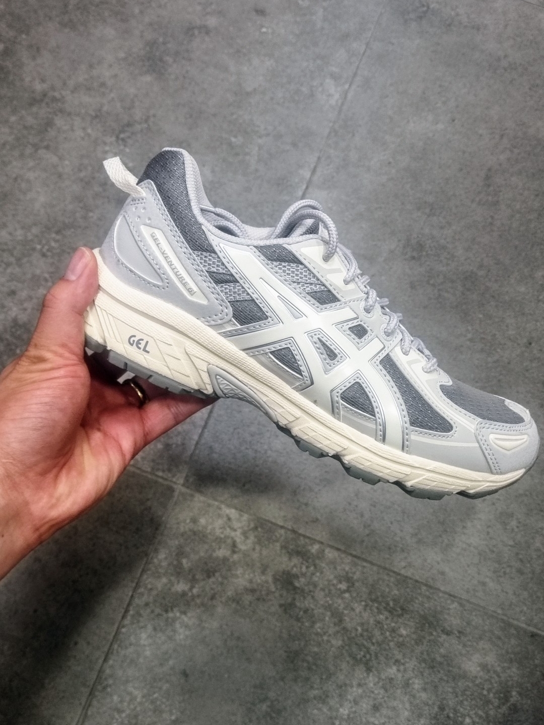 Asics Gel-Venture 6 SPS Clay Grey Cream 착용 스타일