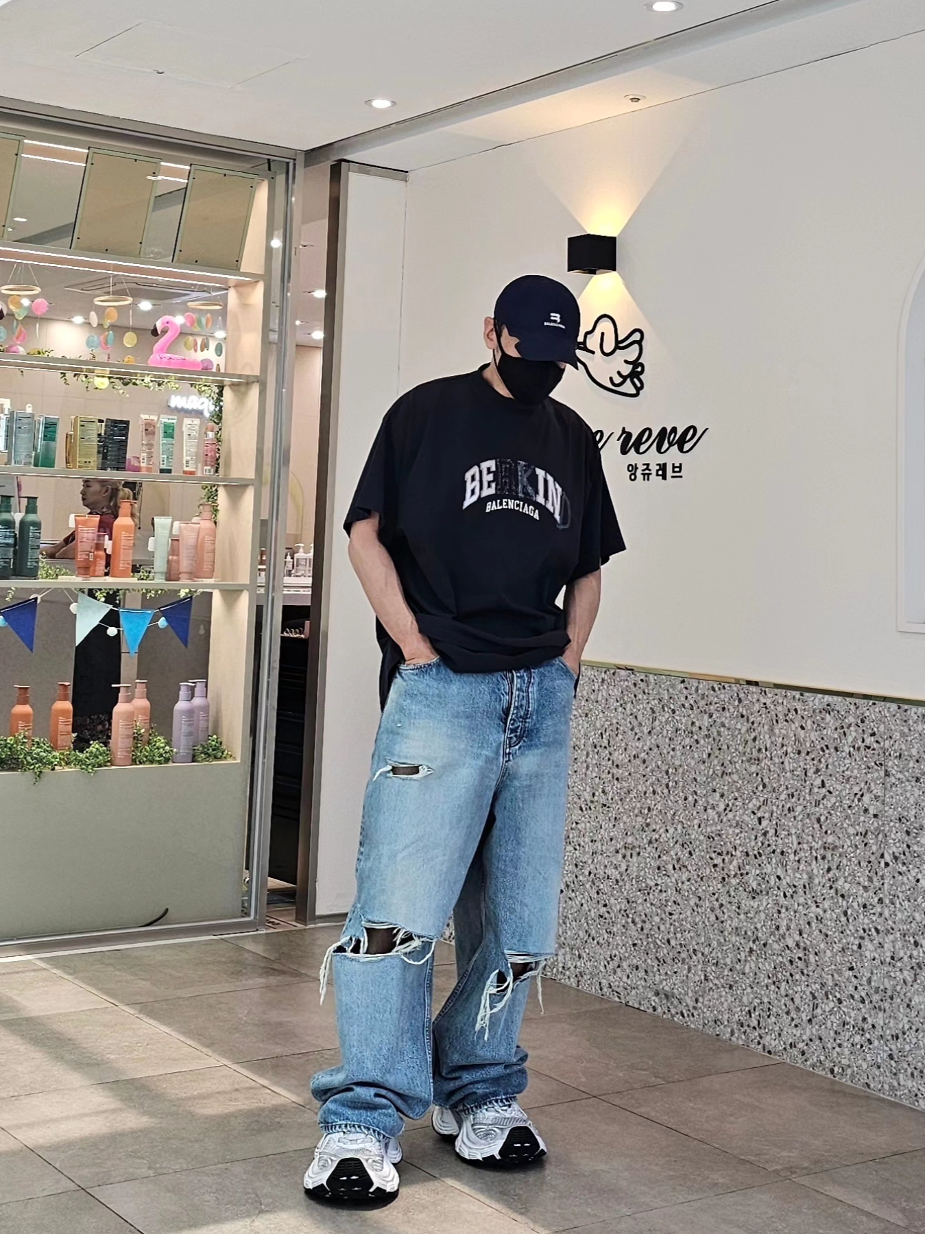 Balenciaga Be Kind Crewneck T-Shirt Grey, Balenciaga Destroyed Super Large Baggy Pants Blue 착용 스타일 - 2