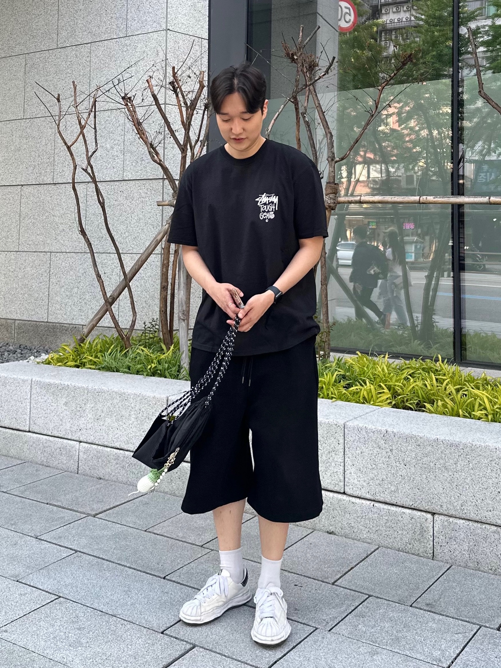 Stussy Tough Gear T-Shirt Black, Maison Mihara Yasuhiro Blakey OG Sole Canvas Low-top Sneakers White 착용 스타일 - 2