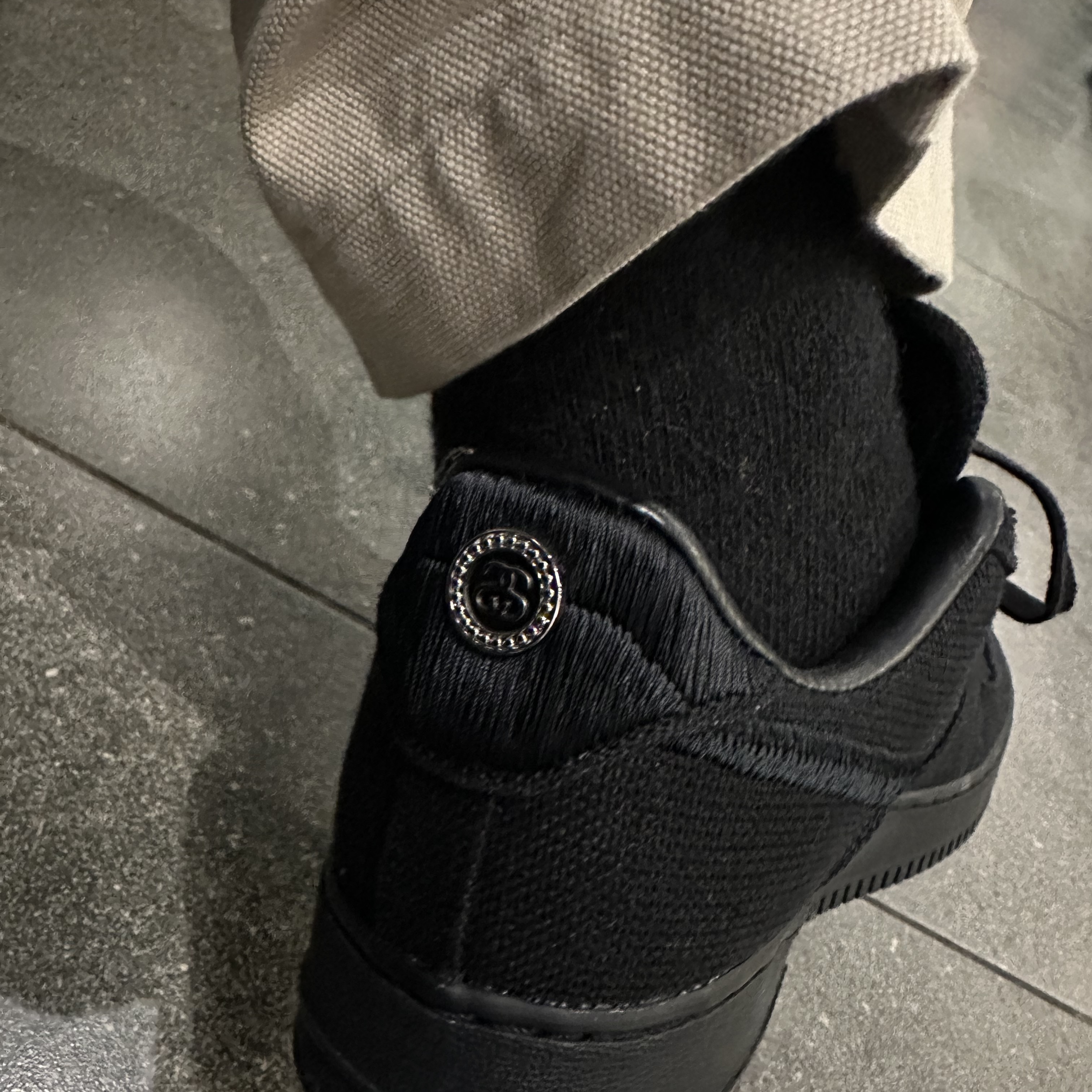 Nike x Stussy Air Force 1 Low Triple Black 착용 스타일 - 3