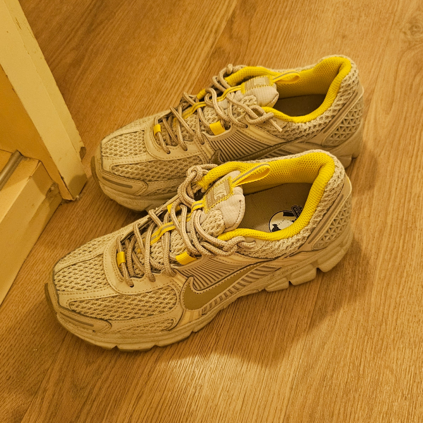 (W) Nike Zoom Vomero 5 Light Bone 착용 스타일