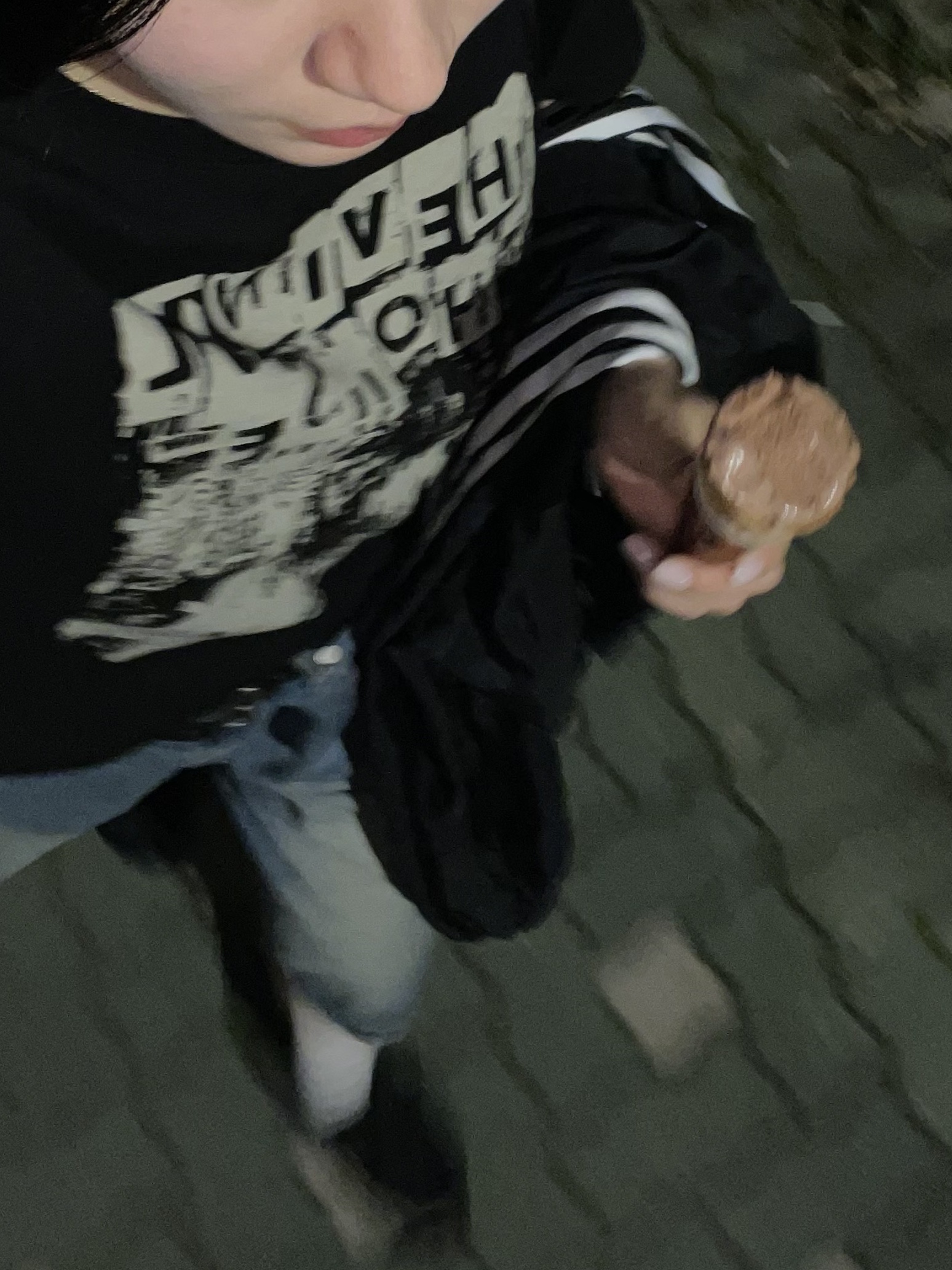 [KREAM 단독] Thevinylhouse Newspaper T-Shirt Black, Thevinylhouse Carpenter Denim Shorts Blue 착용 스타일 - 1
