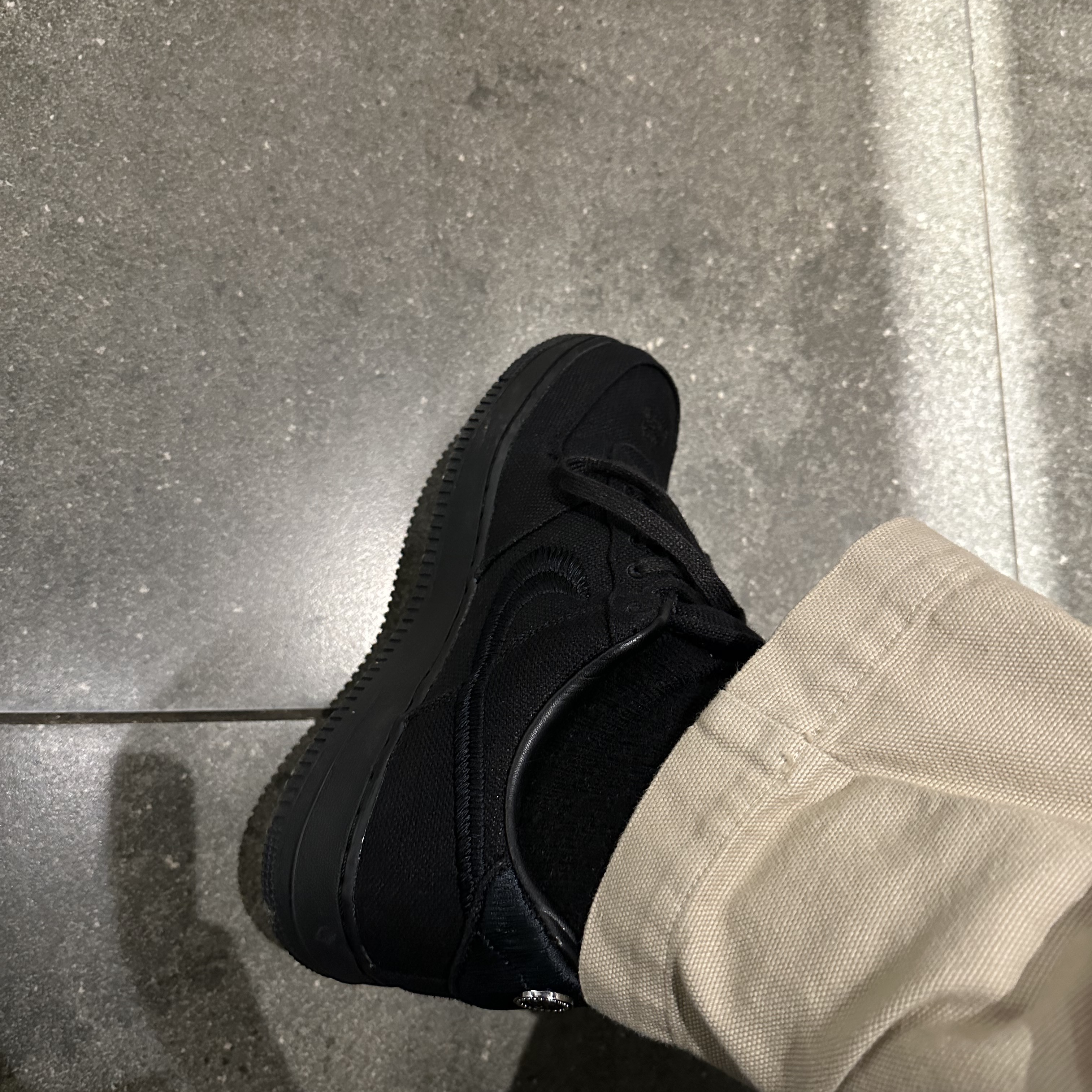 Nike x Stussy Air Force 1 Low Triple Black 착용 스타일 - 2
