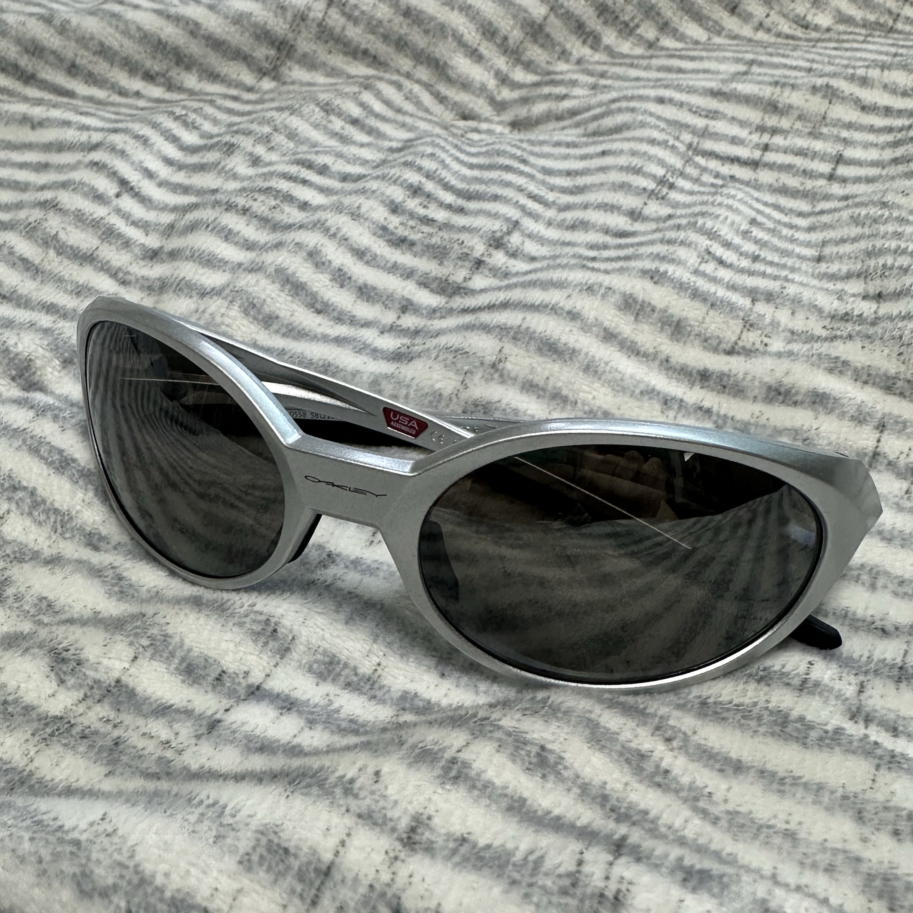 Oakley Eye Jacket Redux Matte Black Frame Prizm Grey Lenses High Bridge Fit, Oakley Eye Jacket Redux Silver Frame Prizm Black Polarized Lenses High Bridge Fit 착용 스타일 - 1