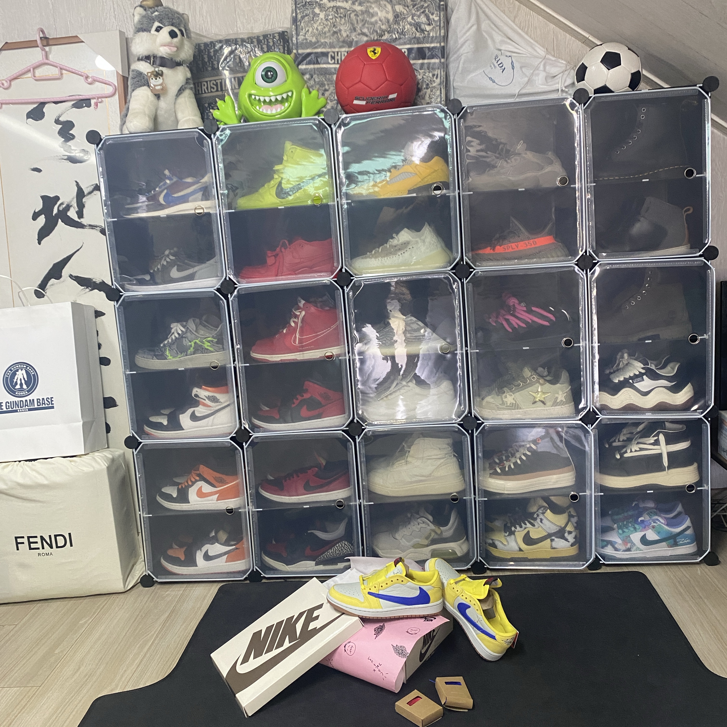 Adidas Yeezy Boost 350 V2 Beluga - Reflective, Nike x Futura Laboratories SB Dunk Low OG QS White and Geode Teal 착용 스타일