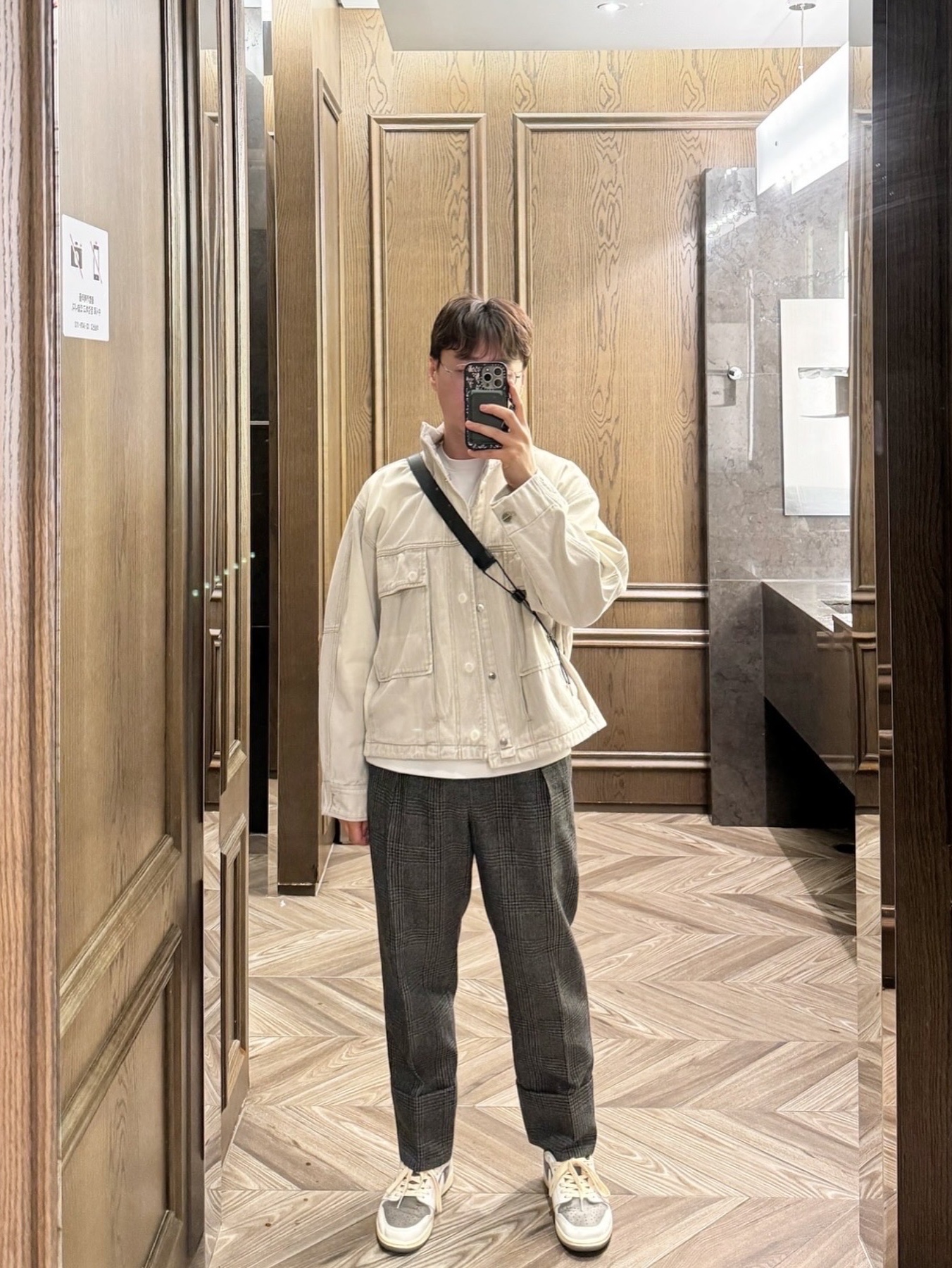 Wooyoungmi Flower Print Back Logo T-Shirt White - 23FW, Jordan 1 x Travis Scott Retro Low OG SP Sail and Ridgerock 착용 스타일 - 1