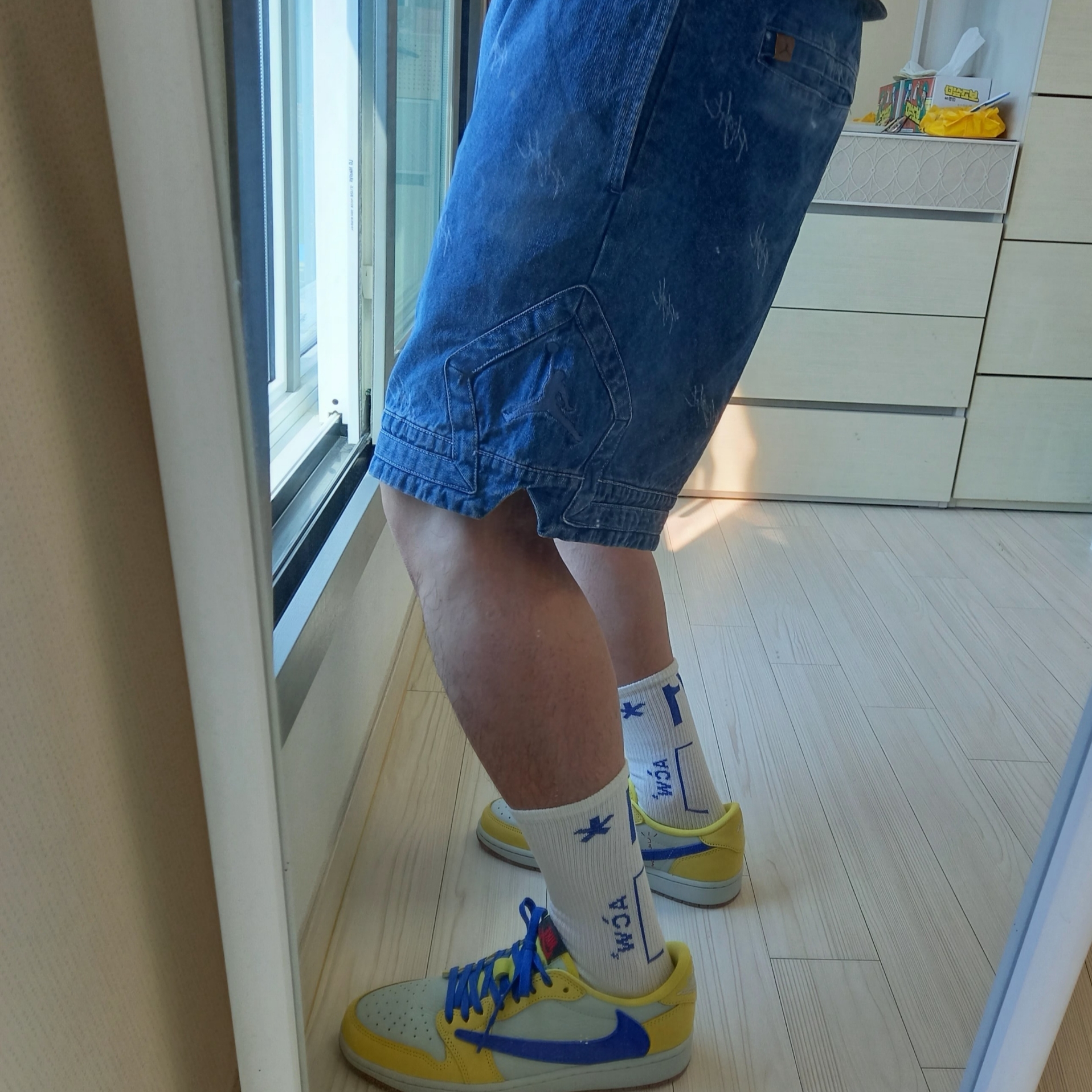 Nike x Supreme SB Dunk Low Hyper Blue, (W) Jordan 1 x Travis Scott Retro Low OG SP Canary 착용 스타일 - 7