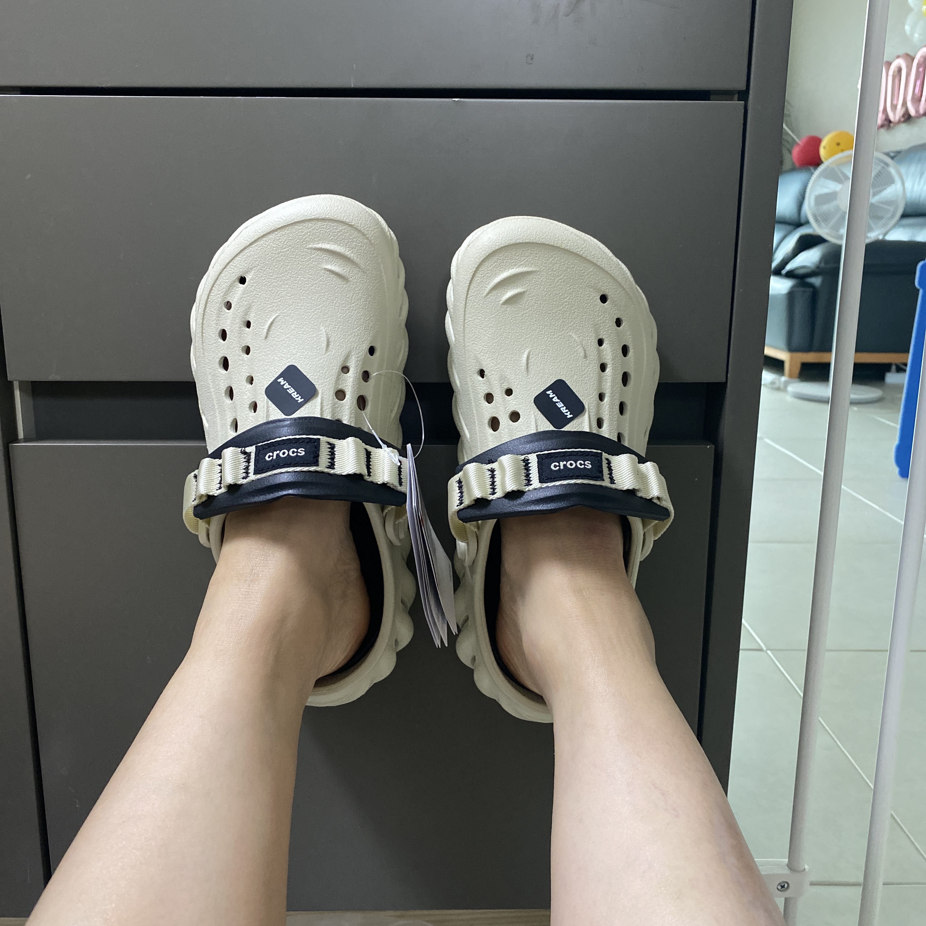 Crocs Echo Clog Bone Black 착용 스타일