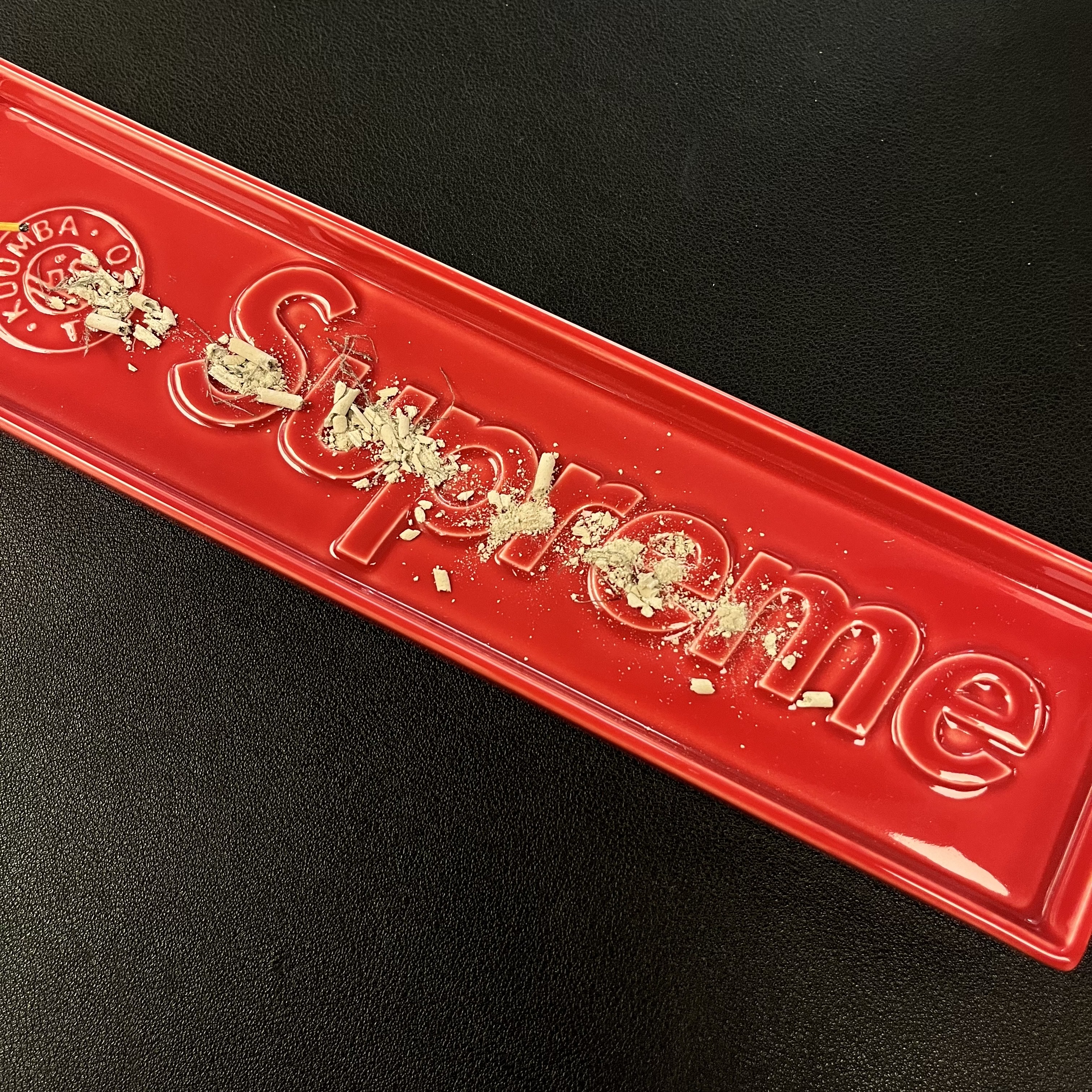 Supreme Kuumba Incense Tray Red - 24SS 착용 스타일