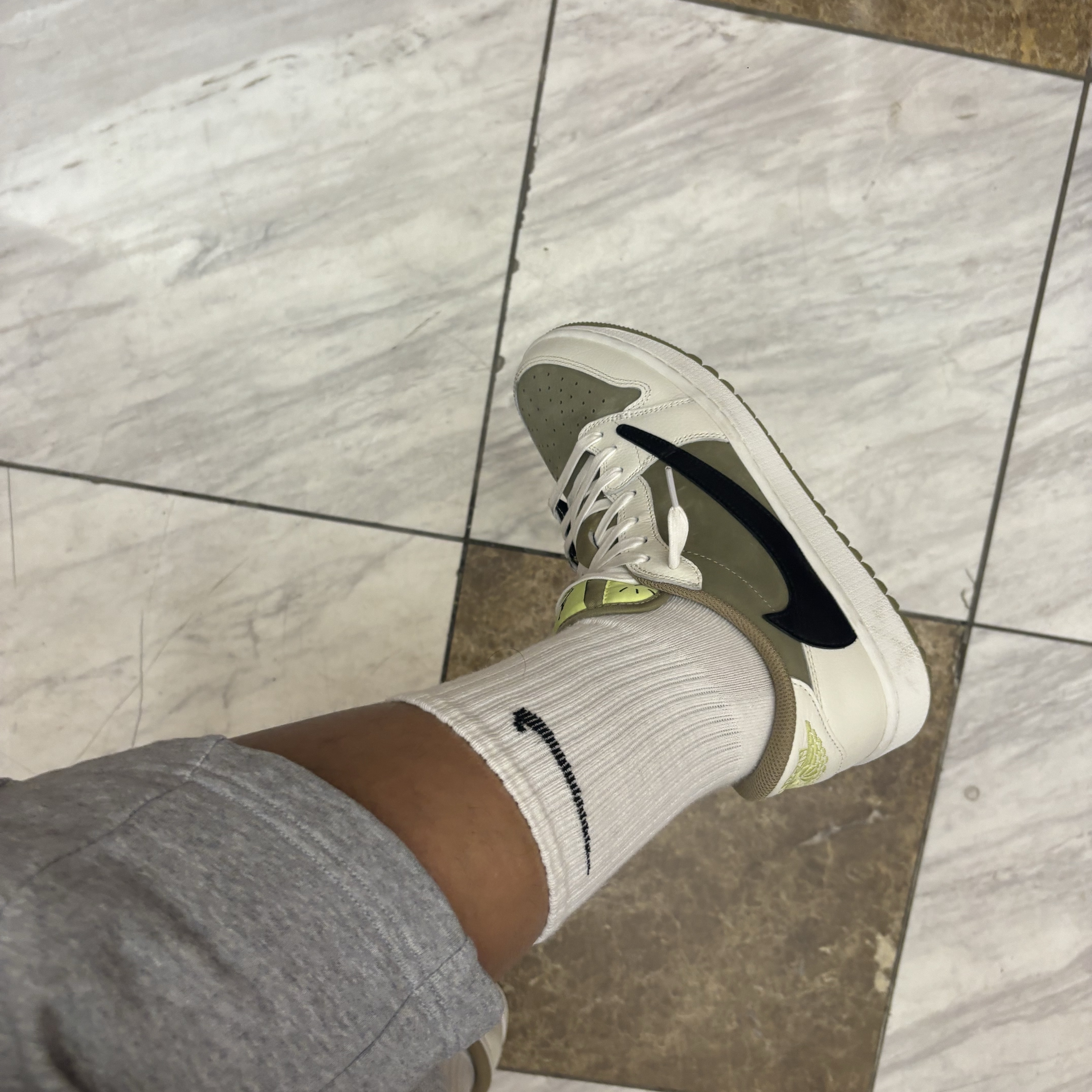 Jordan 1 x Travis Scott Retro Low Golf NRG Neutral Olive 착용 스타일 - 2