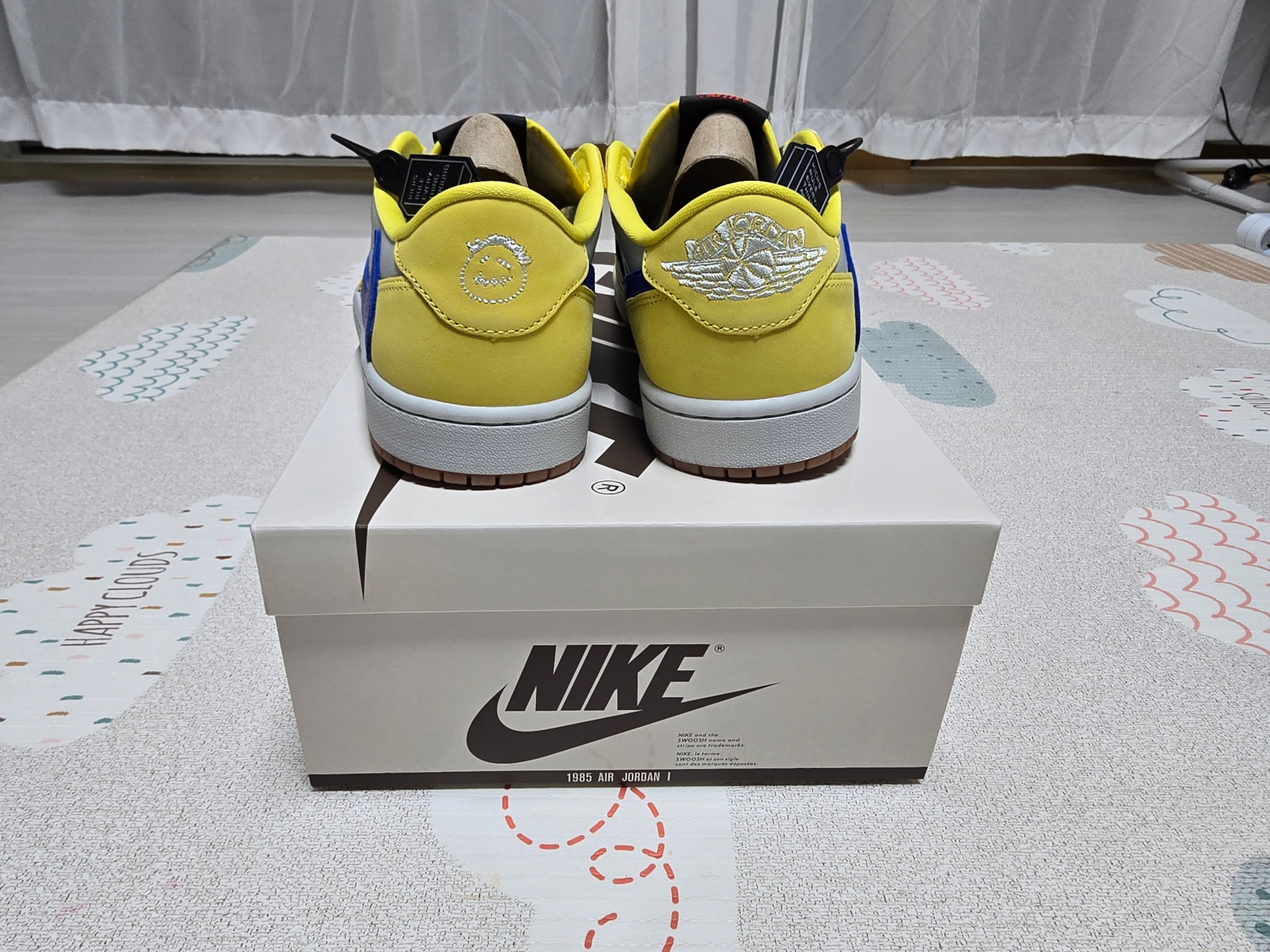 (W) Jordan 1 x Travis Scott Retro Low OG SP Canary 착용 스타일 - 4
