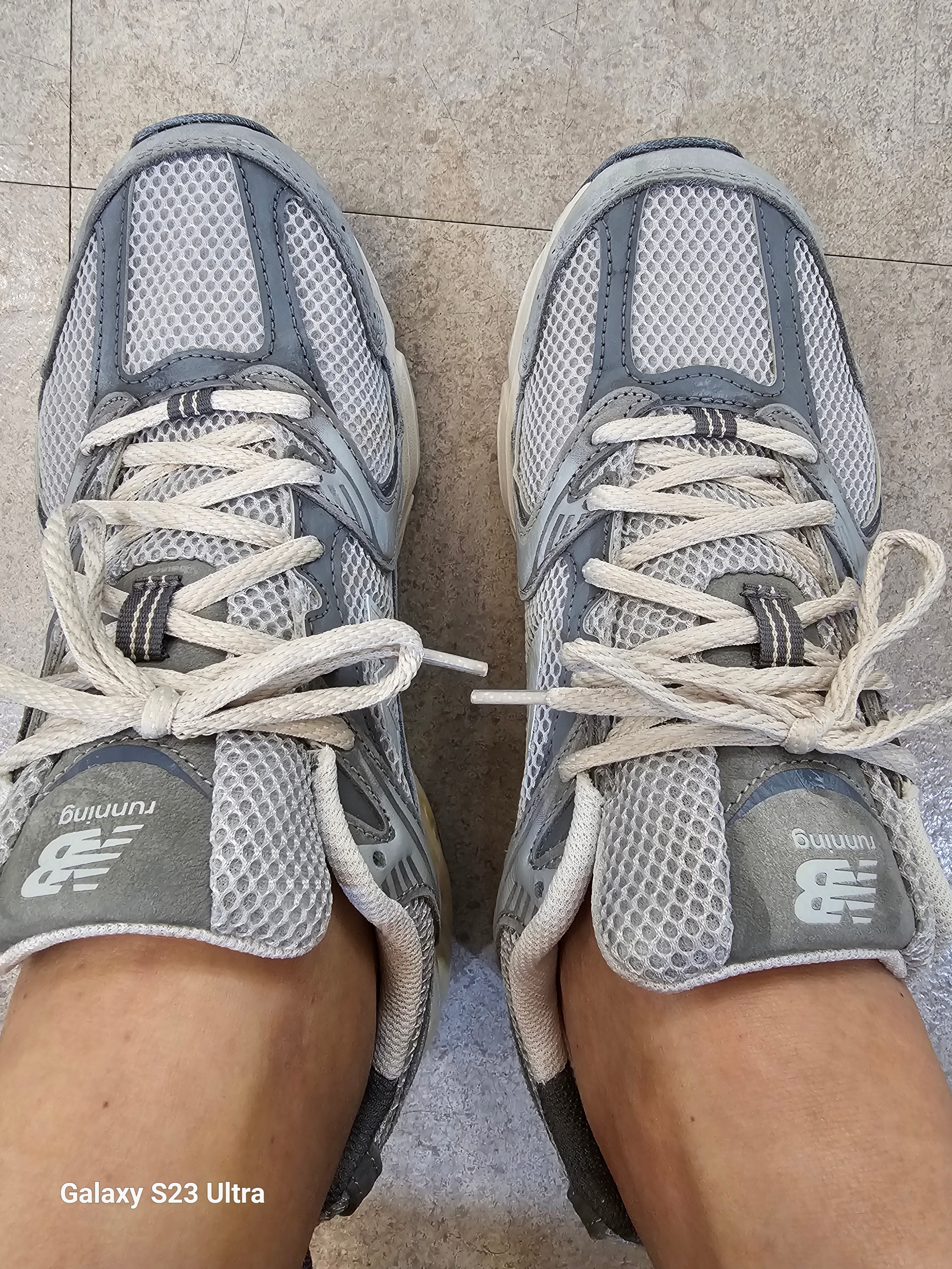 New Balance 530 Premium Vintage Grey Matter 착용 스타일