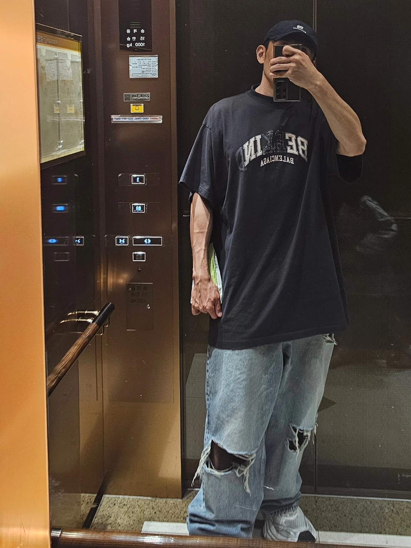 Balenciaga Be Kind Crewneck T-Shirt Grey, Balenciaga Destroyed Super Large Baggy Pants Blue 착용 스타일 - 8