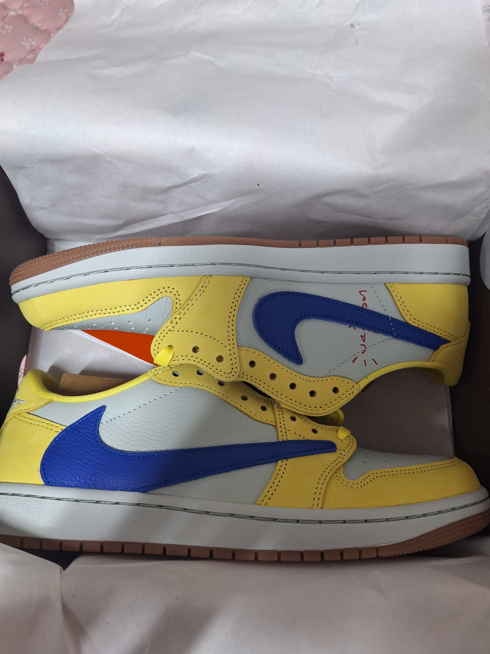 (W) Jordan 1 x Travis Scott Retro Low OG SP Canary 착용 스타일