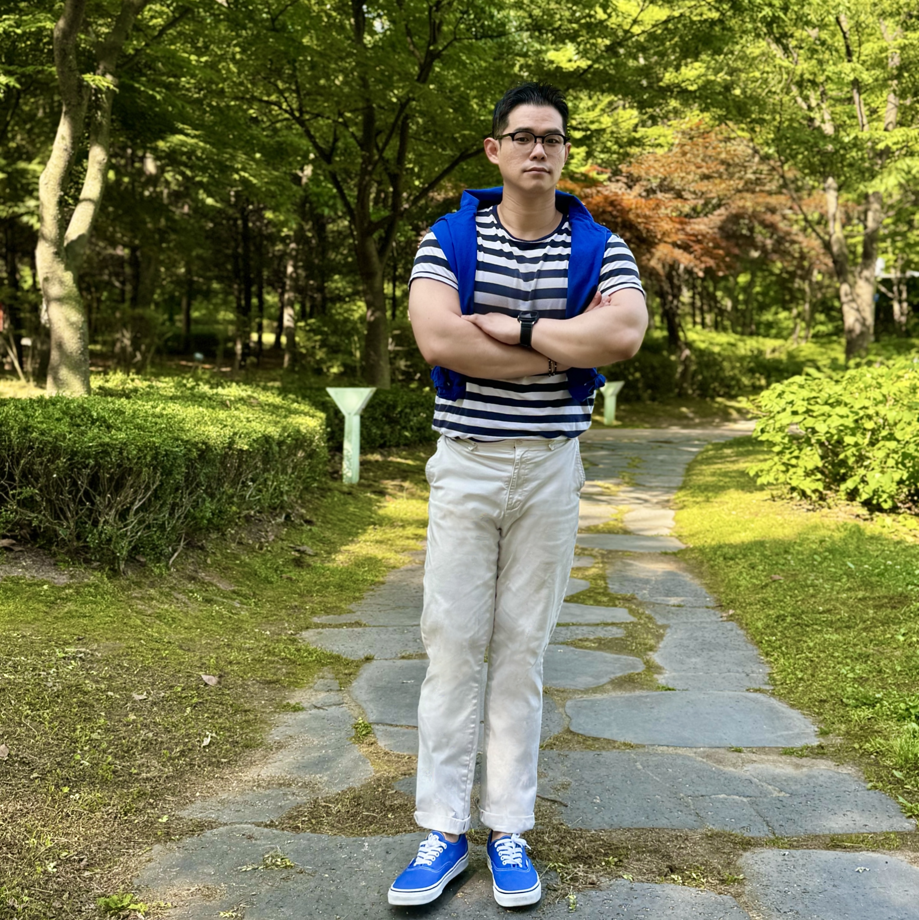 Vans Authentic Color Theory Dazzling Blue, Apple Watch Ultra 2 49mm Titanium Case with M Alpine Loop Blue (Korean Ver.) 착용 스타일 - 2