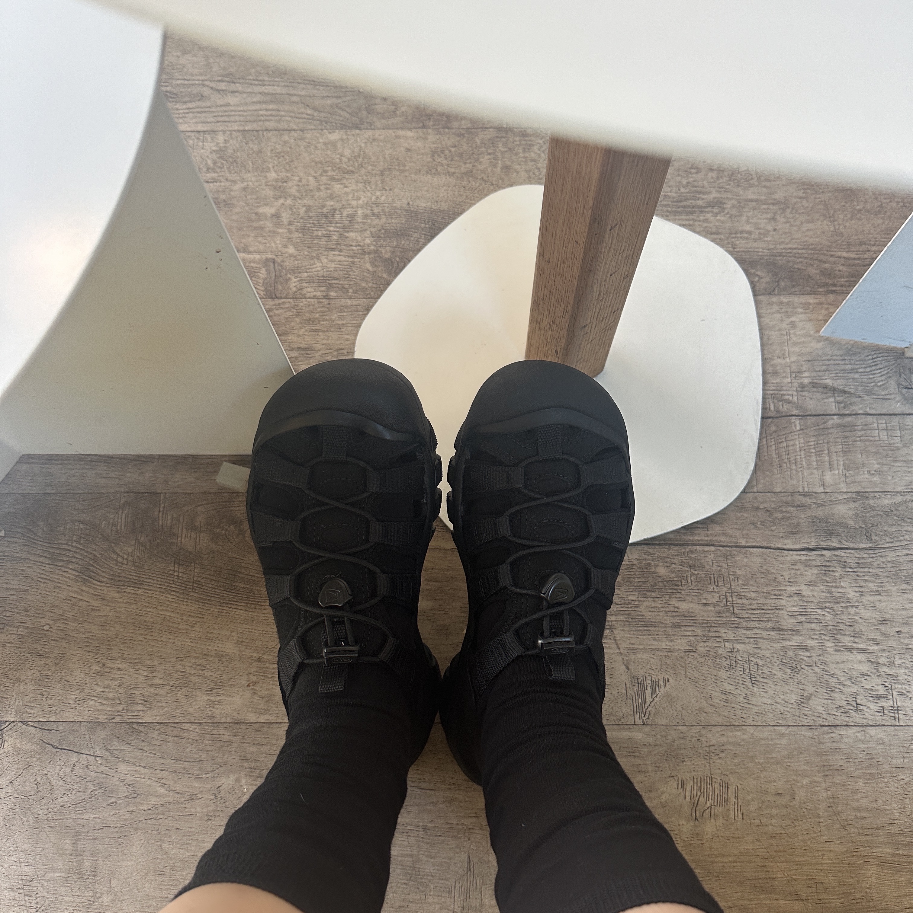 (W) Keen Newport H2 Triple Black 착용 스타일