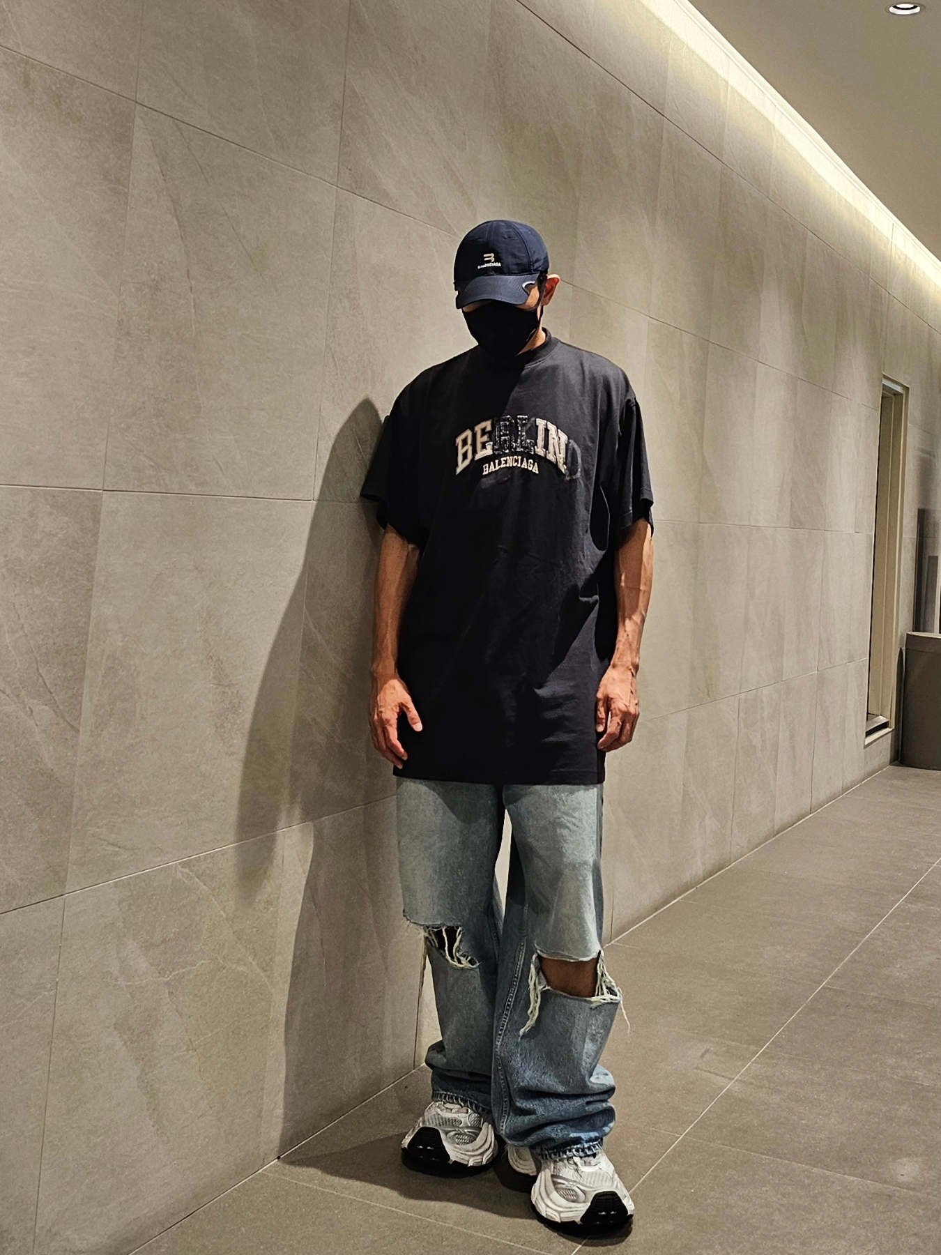 Balenciaga Be Kind Crewneck T-Shirt Grey, Balenciaga Destroyed Super Large Baggy Pants Blue 착용 스타일 - 1