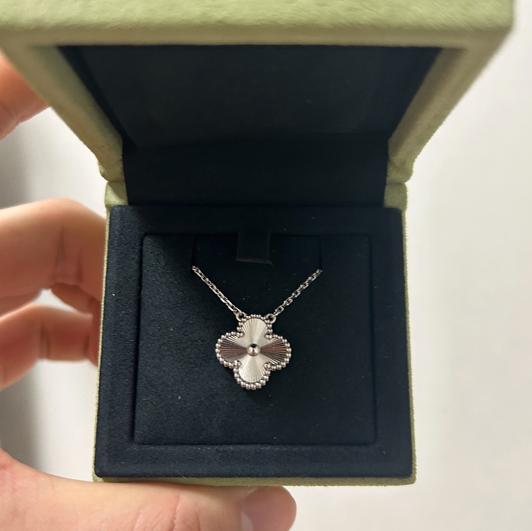 (W) Van Cleef & Arpels Vintage Alhambra Pendant Guilloche White Gold 착용 스타일 - 2
