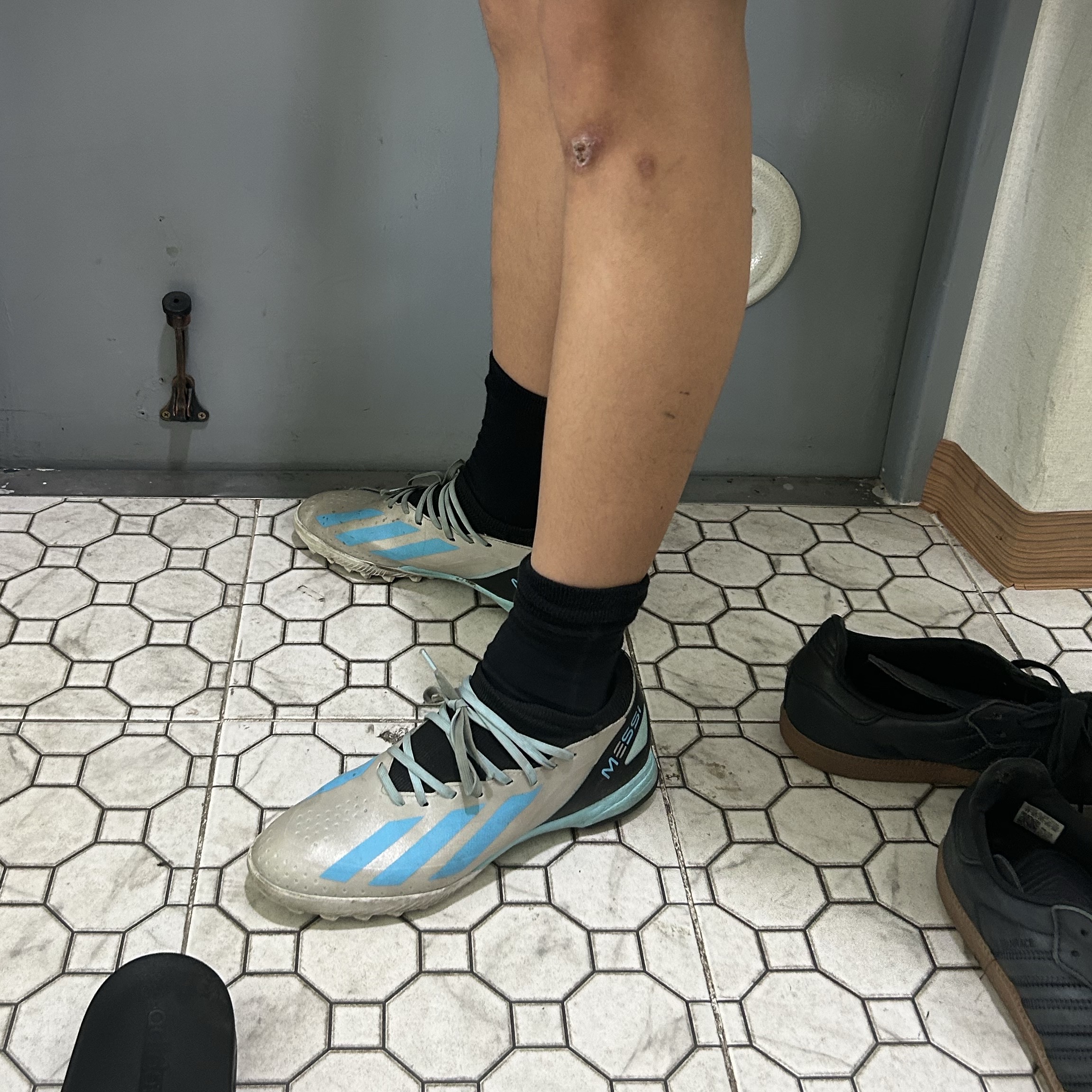 Adidas X Crazyfast Messi.3 TF Silver Metallic Bliss Blue Core Black 착용 스타일