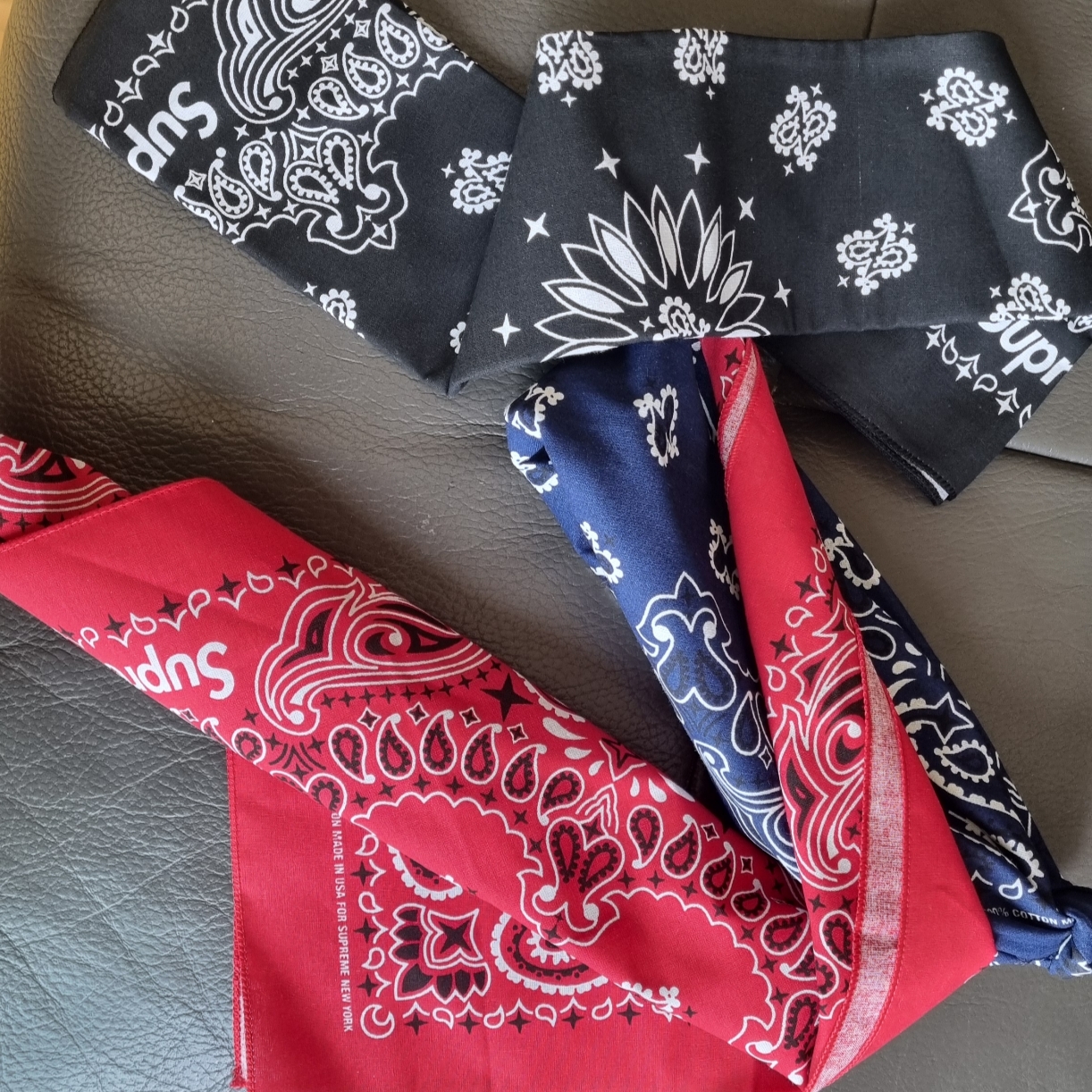 Supreme Hav-A-Hank Bandanas Multicolor (Set of 3) - 24SS 착용 스타일