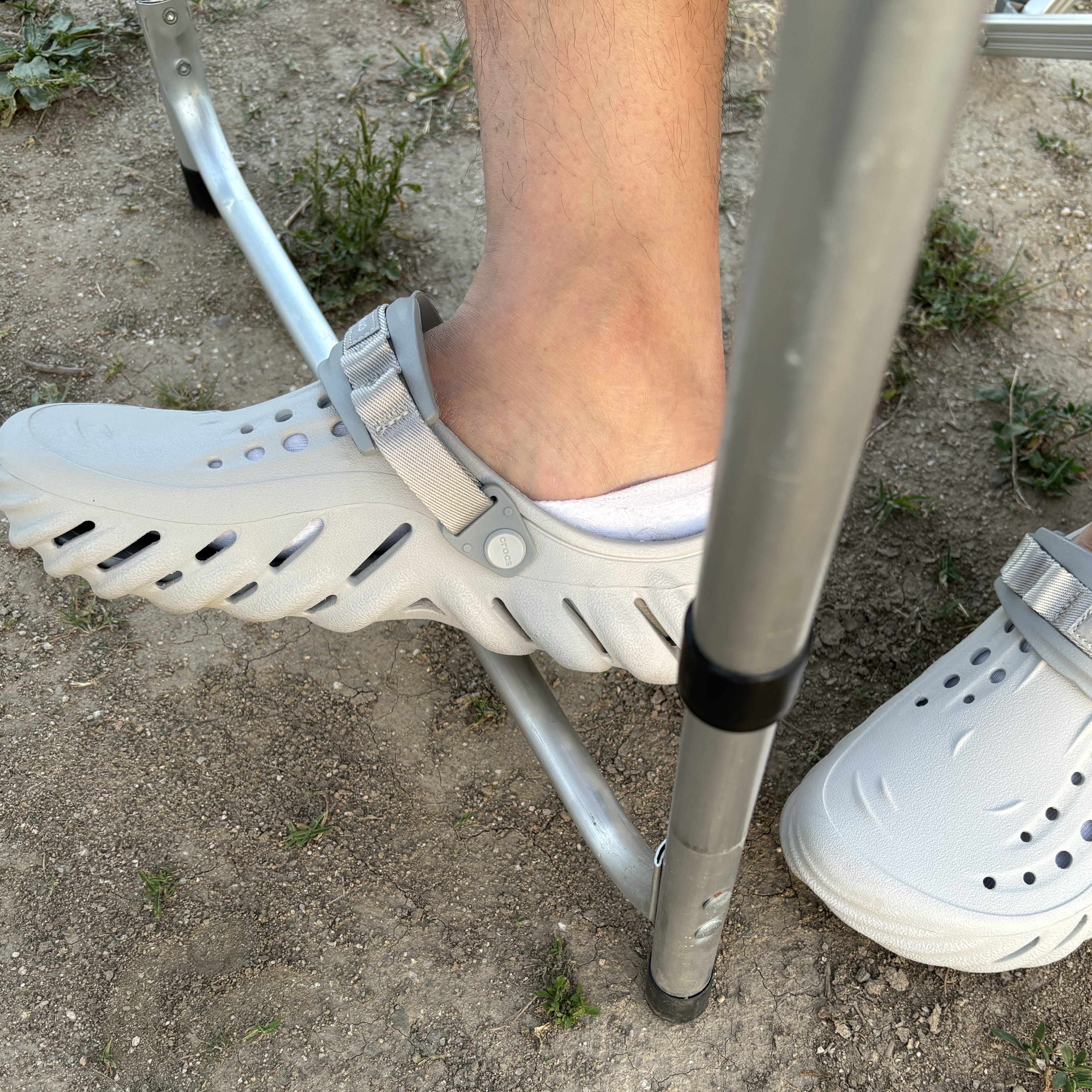 Crocs Echo Clog Atmosphere 착용 스타일 - 1