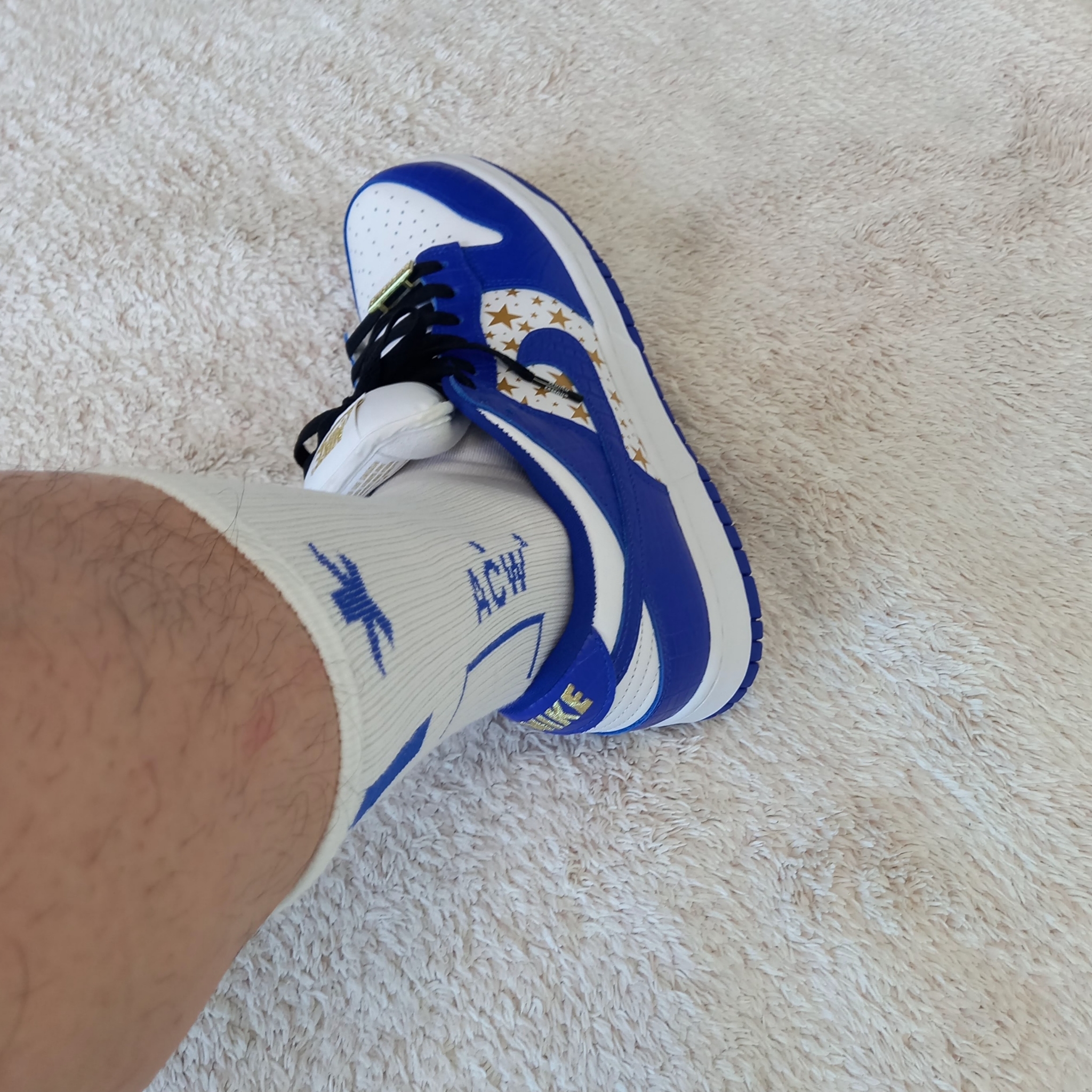 Nike x Supreme SB Dunk Low Hyper Blue, (W) Jordan 1 x Travis Scott Retro Low OG SP Canary 착용 스타일 - 3