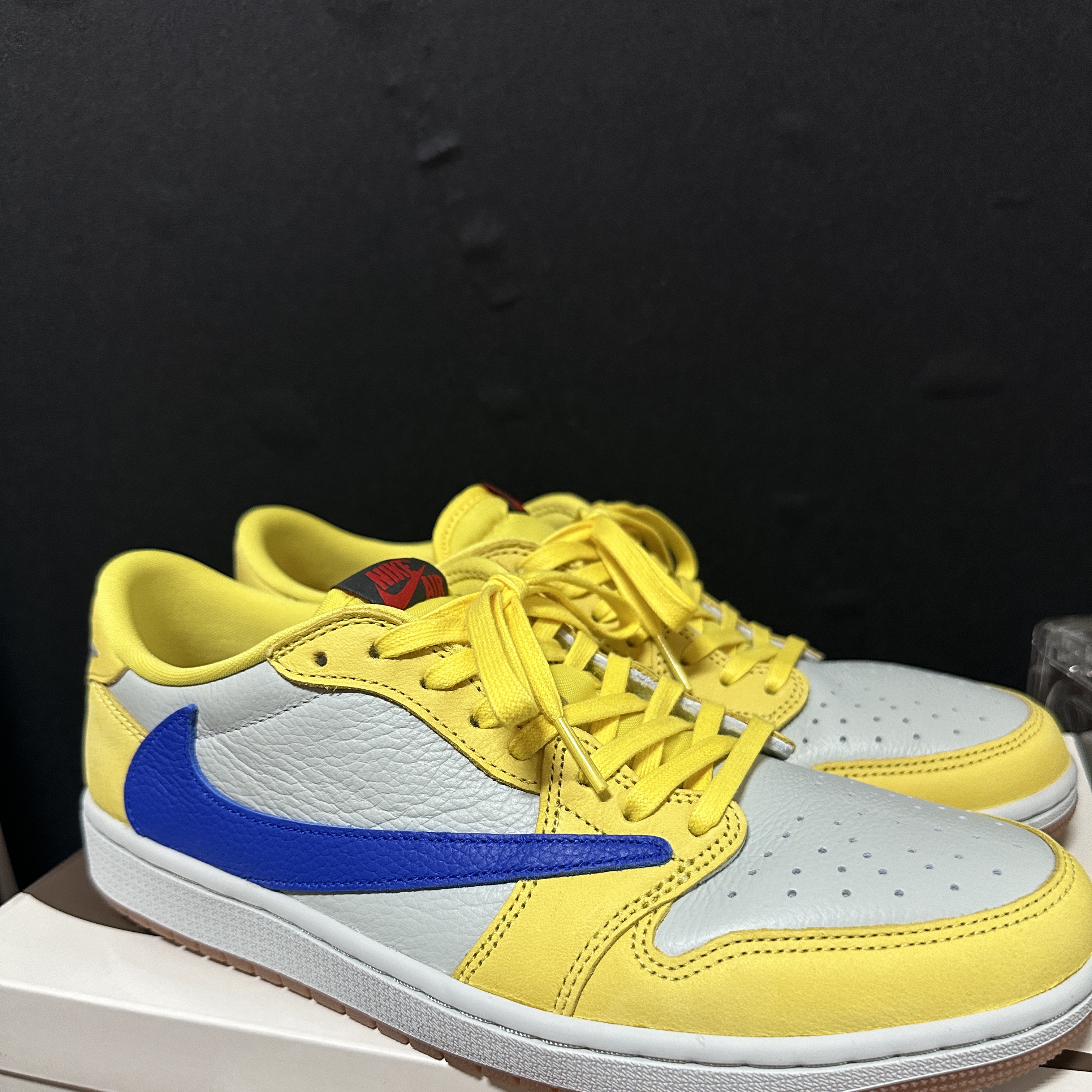 (W) Jordan 1 x Travis Scott Retro Low OG SP Canary, New Balance 991 Made in UK Grey 착용 스타일 - 1