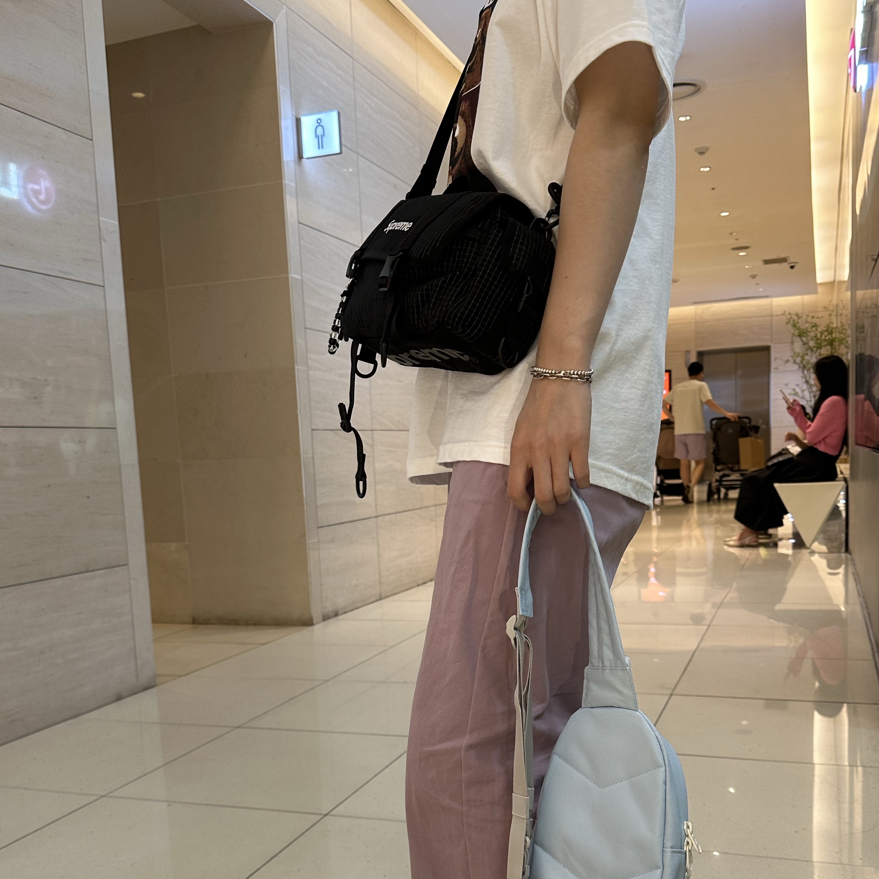 Supreme Rowlf T-Shirt White - 24SS, Supreme Mini Duffle Bag Black - 24SS 착용 스타일 - 1