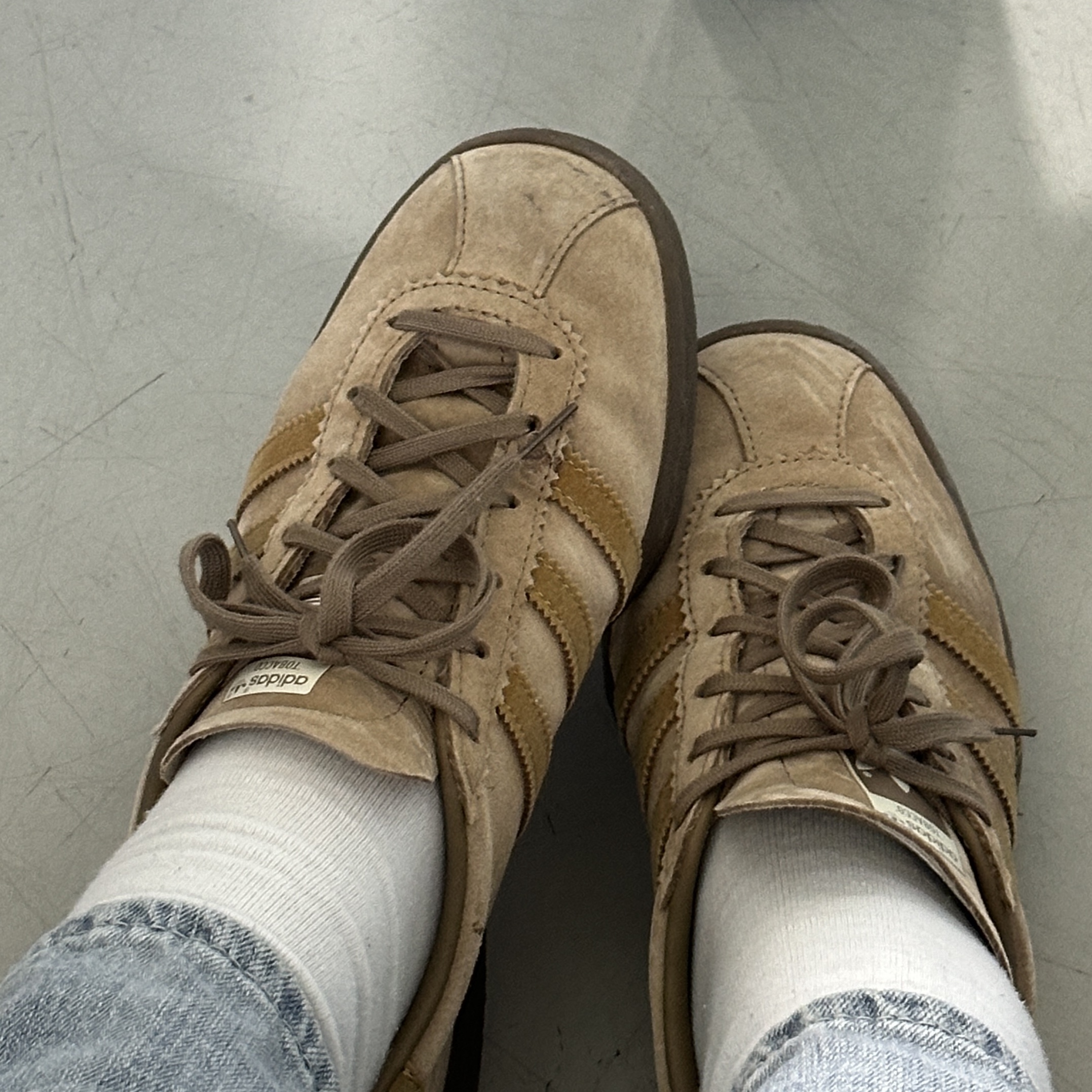 Adidas Tobacco Pantone Mesa 착용 스타일