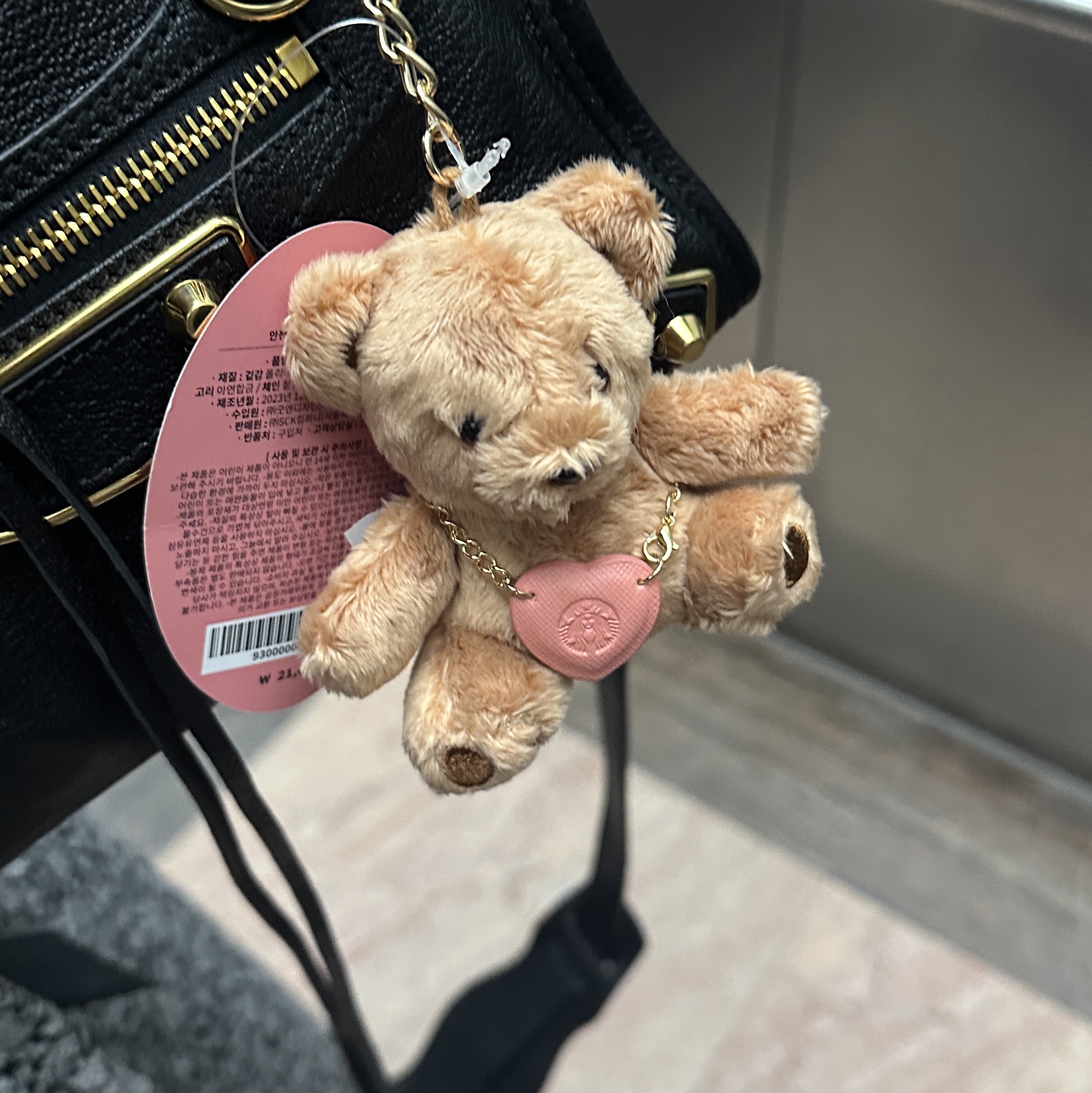 Starbucks Be Mine Bear Fabric Keychain 착용 스타일 - 1
