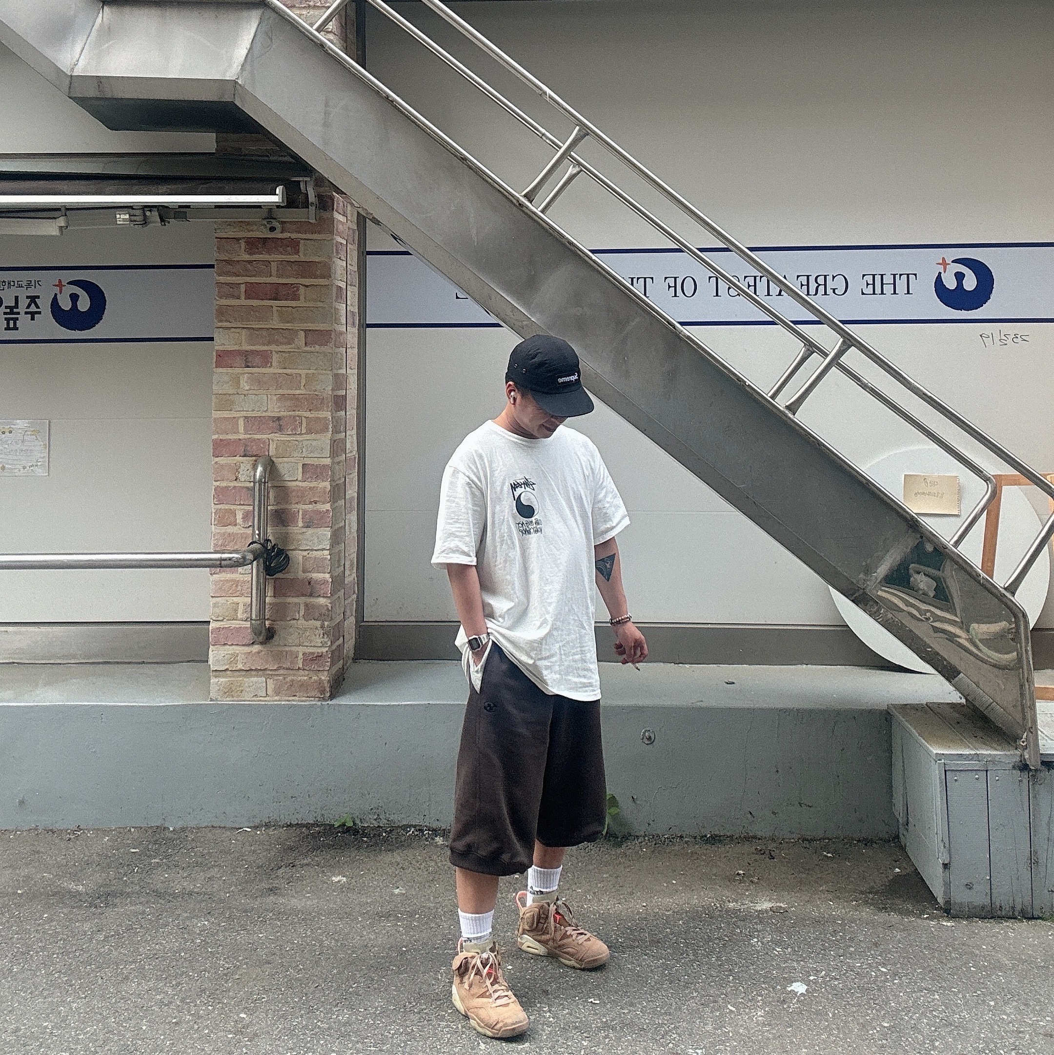 Jordan 6 x Travis Scott Retro SP British Khaki, Stussy x Our Legacy Frame Pigment Dyed T-Shirt Natural 착용 스타일