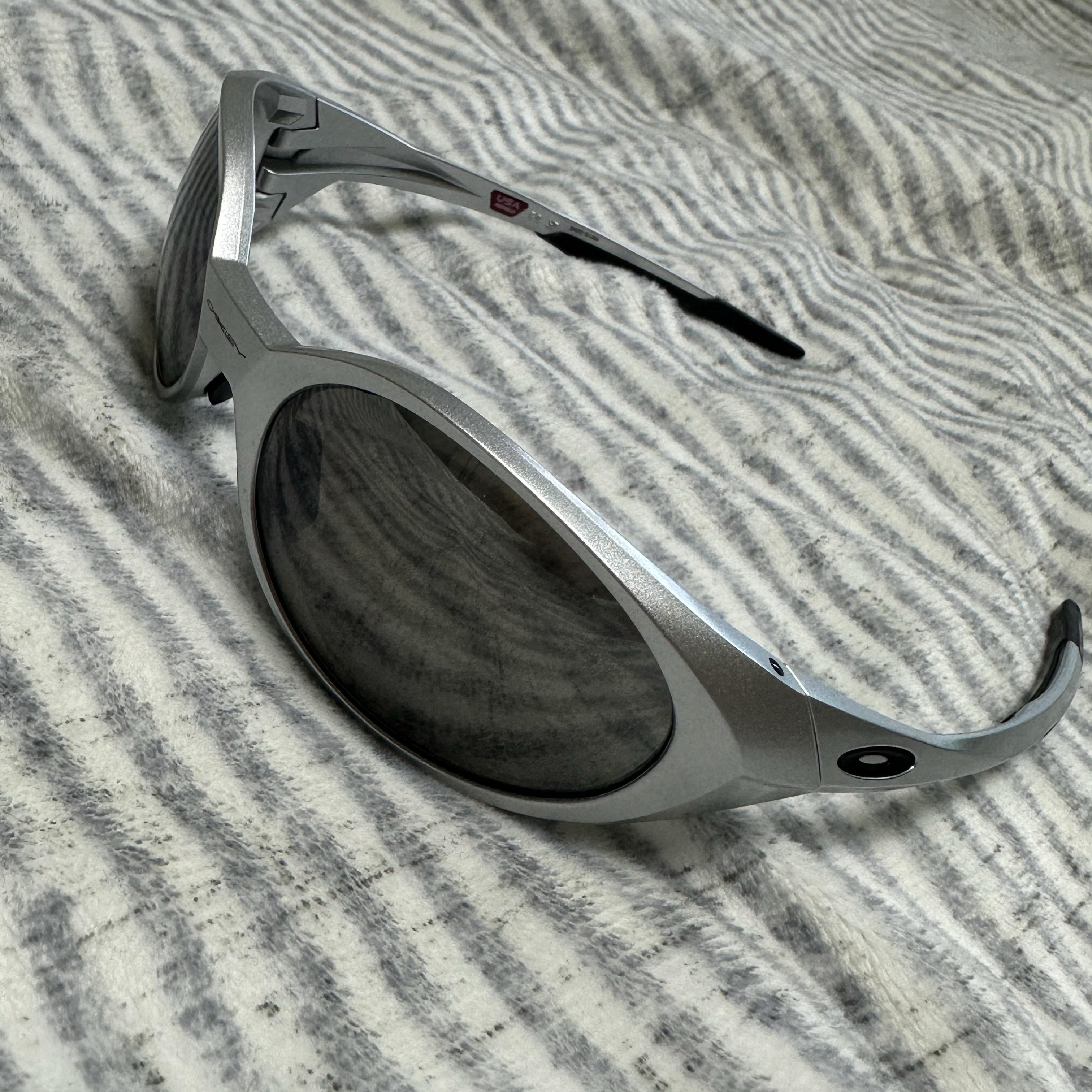 Oakley Eye Jacket Redux Matte Black Frame Prizm Grey Lenses High Bridge Fit, Oakley Eye Jacket Redux Silver Frame Prizm Black Polarized Lenses High Bridge Fit 착용 스타일 - 2