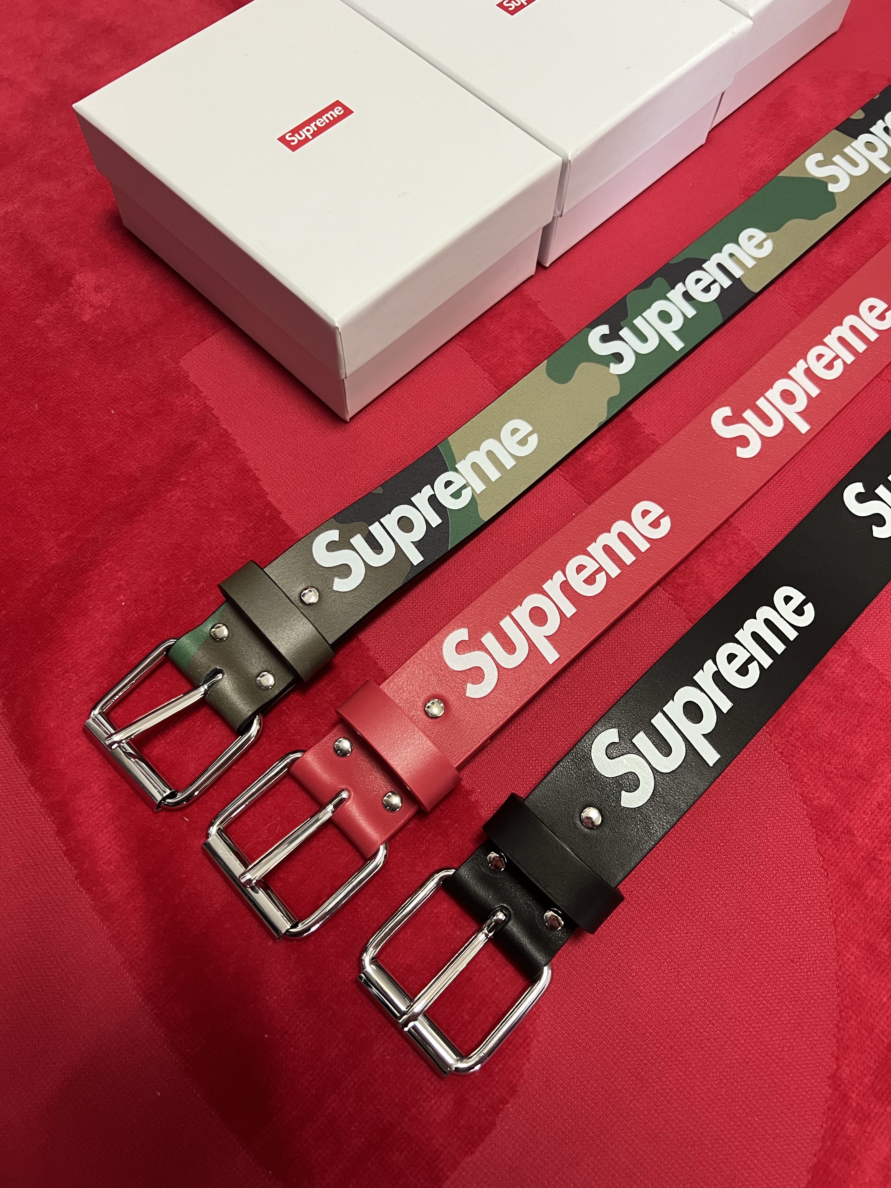 Supreme Repeat Leather Belt Black, Supreme Repeat Leather Belt Red 착용 스타일 - 3