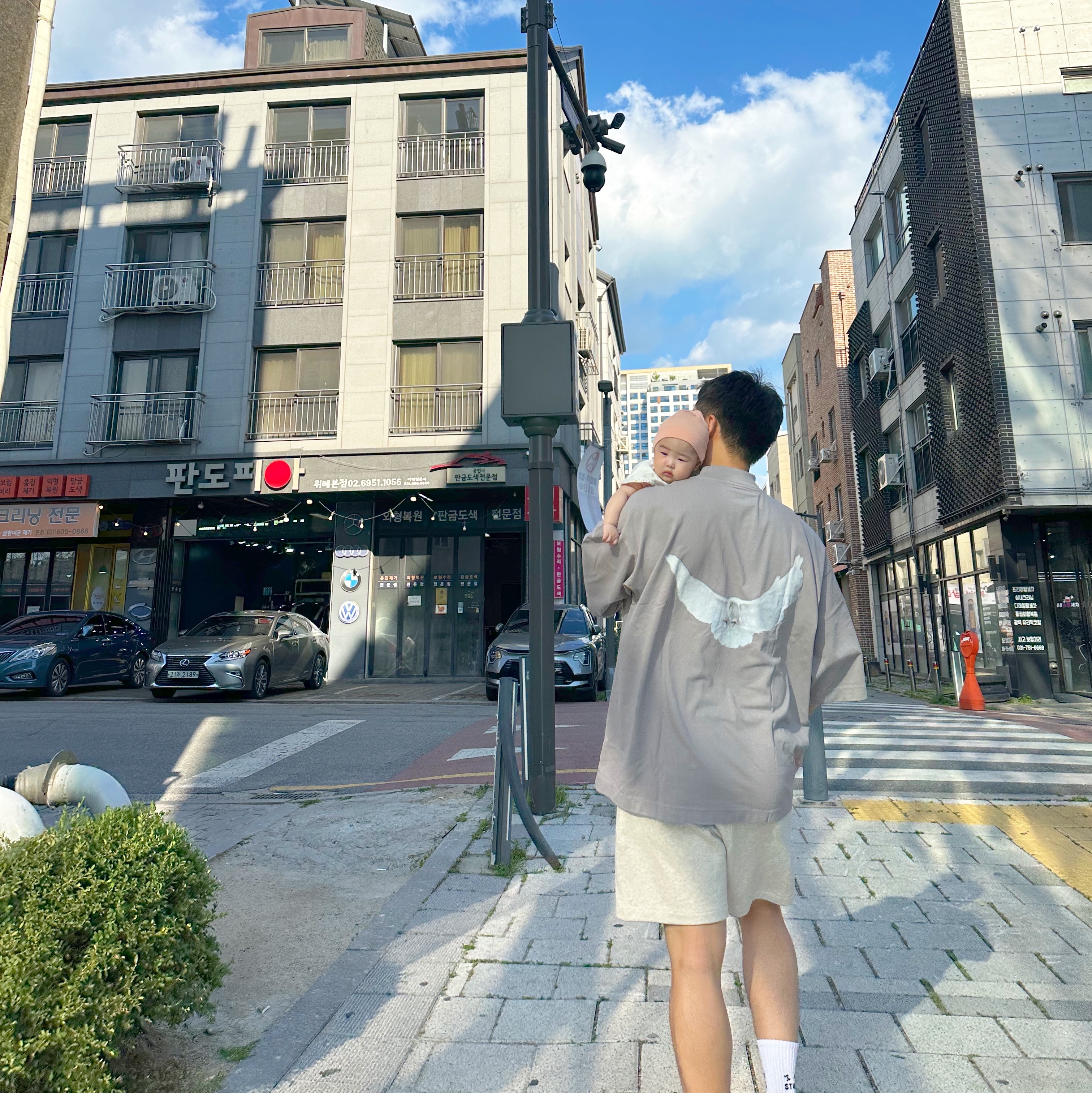 Yeezy Gap Engineered By Balenciaga Dove 3/4 Sleeve T-Shirt Grey, Essentials 1977 Shorts Light Oatmeal - 22SS 착용 스타일