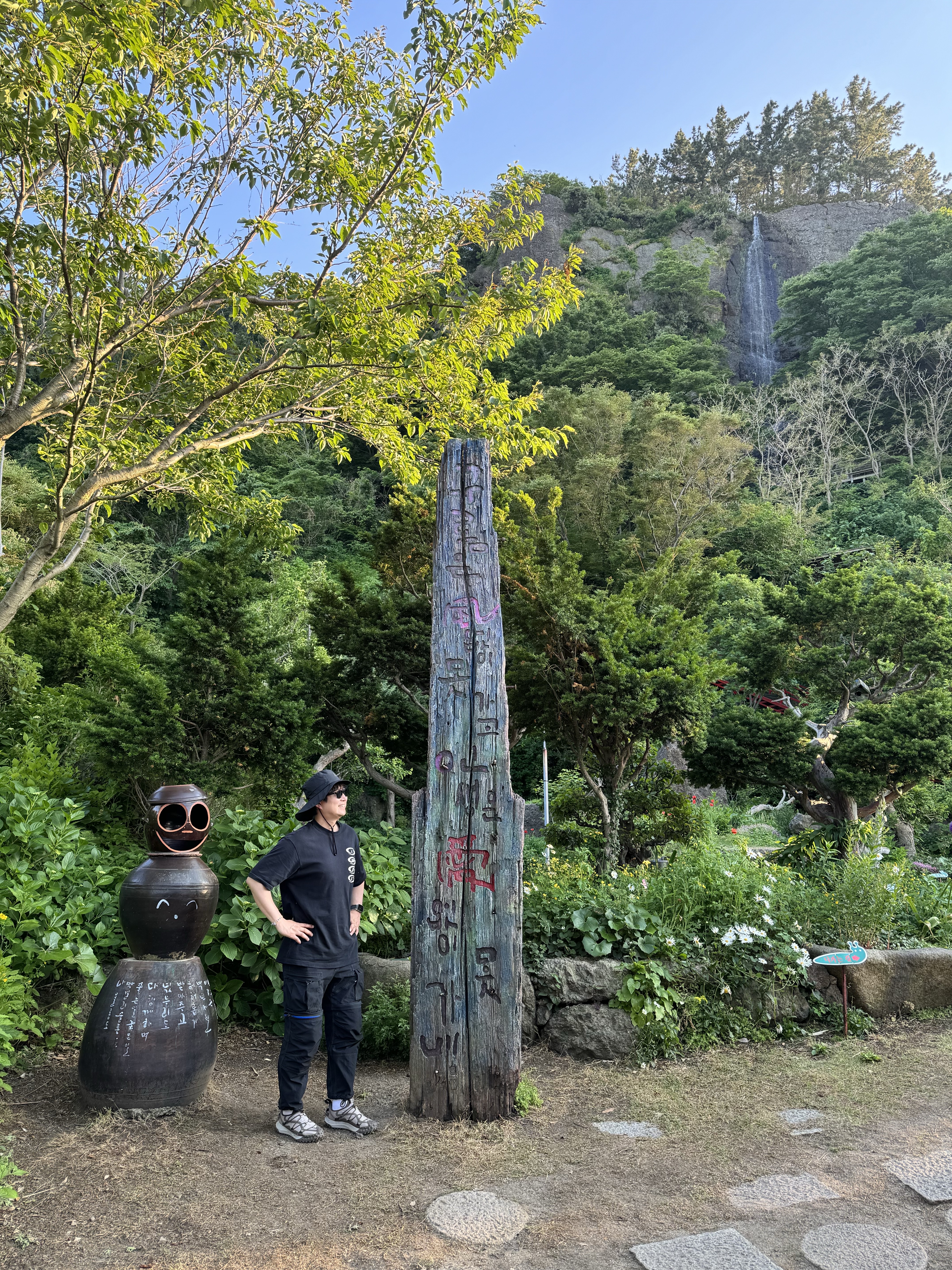 Jordan x Travis Scott T-Shirts Black (DZ5514-011), Nike ACG Smith Summit Cargo Pants Black Anthracite - Asia 착용 스타일