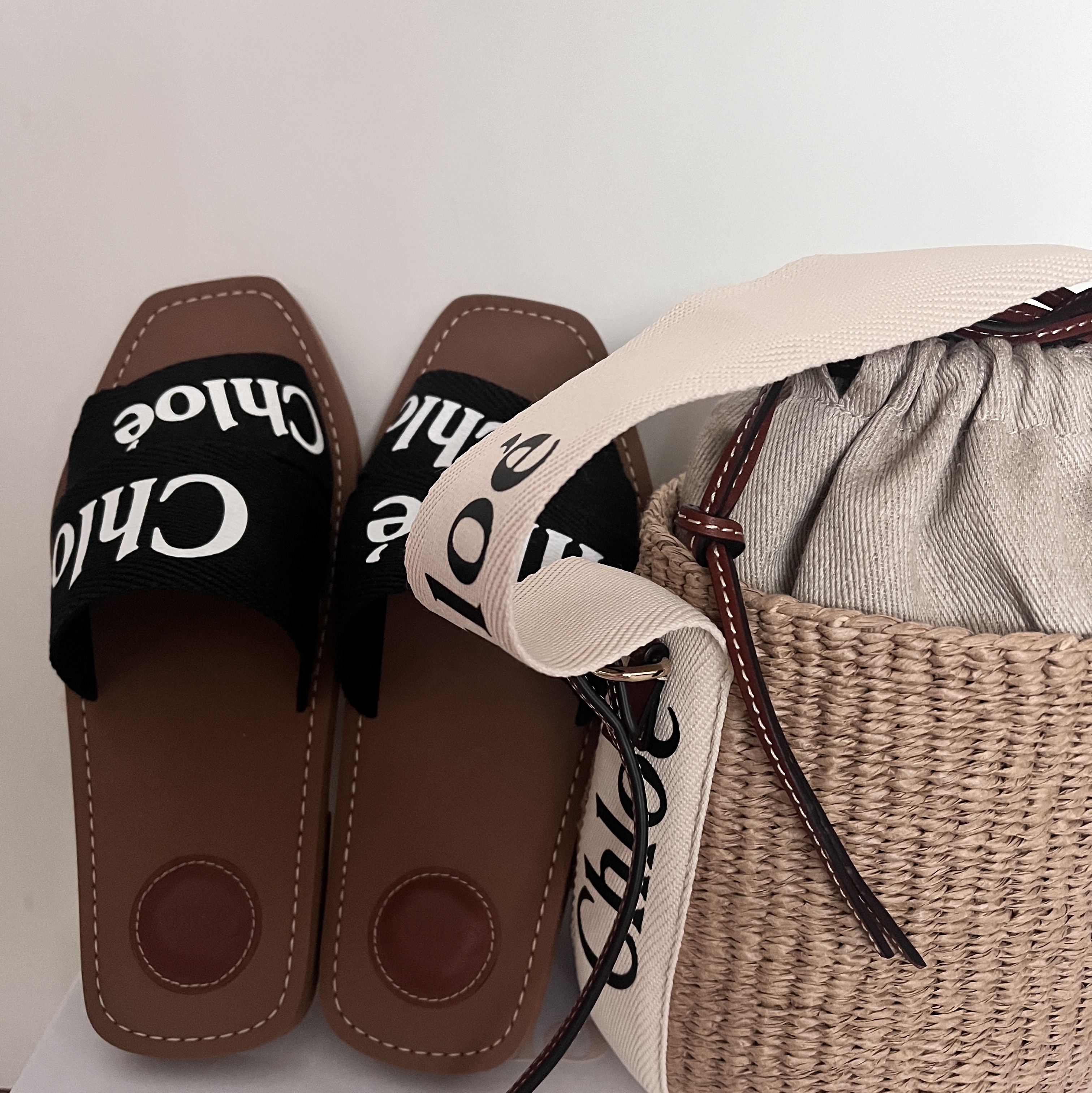 Chloe Small Woody Basket White, (W) Chloe Woody Flat Mule Black 착용 스타일