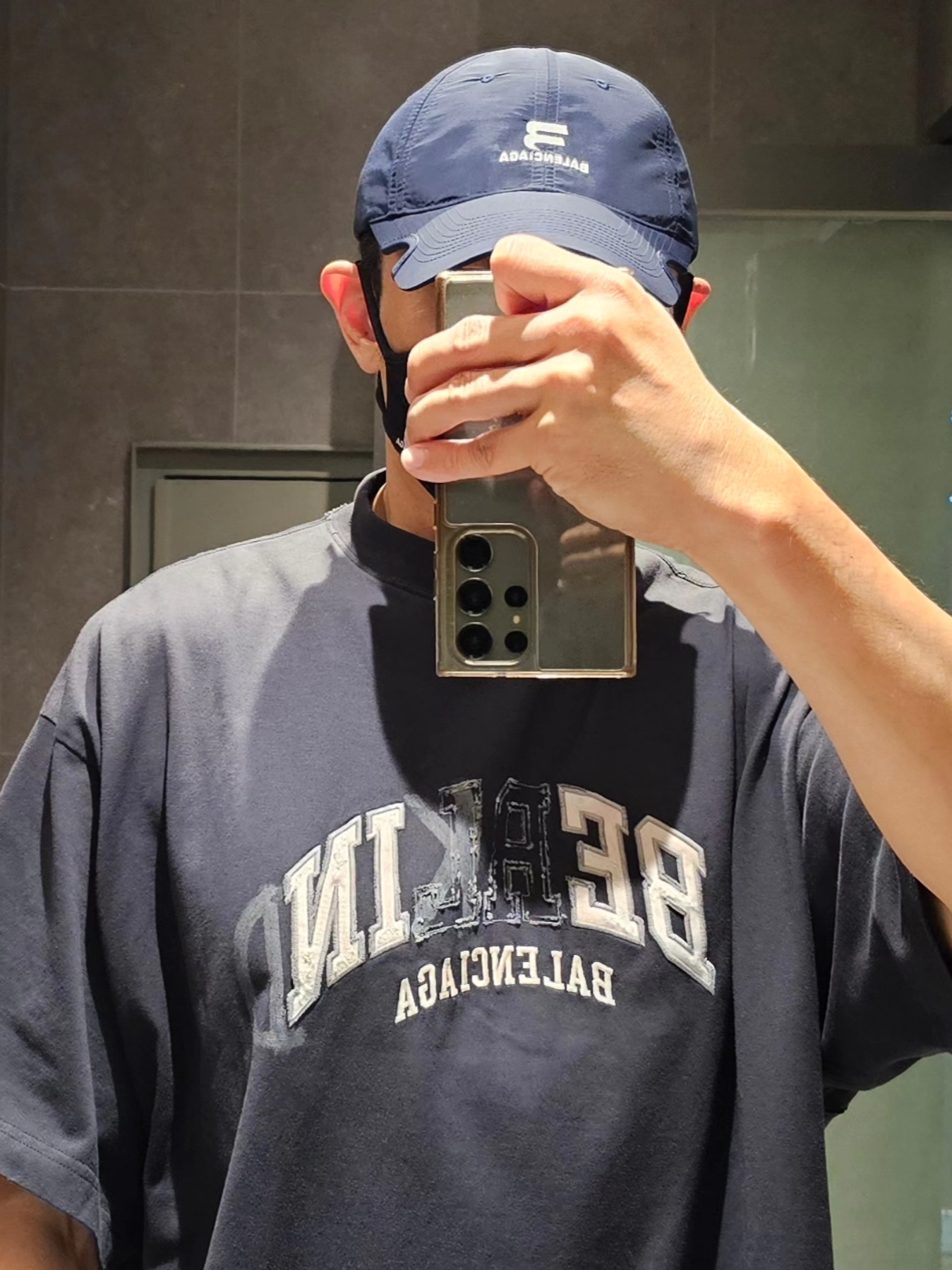 Balenciaga Be Kind Crewneck T-Shirt Grey, Balenciaga Destroyed Super Large Baggy Pants Blue 착용 스타일 - 7