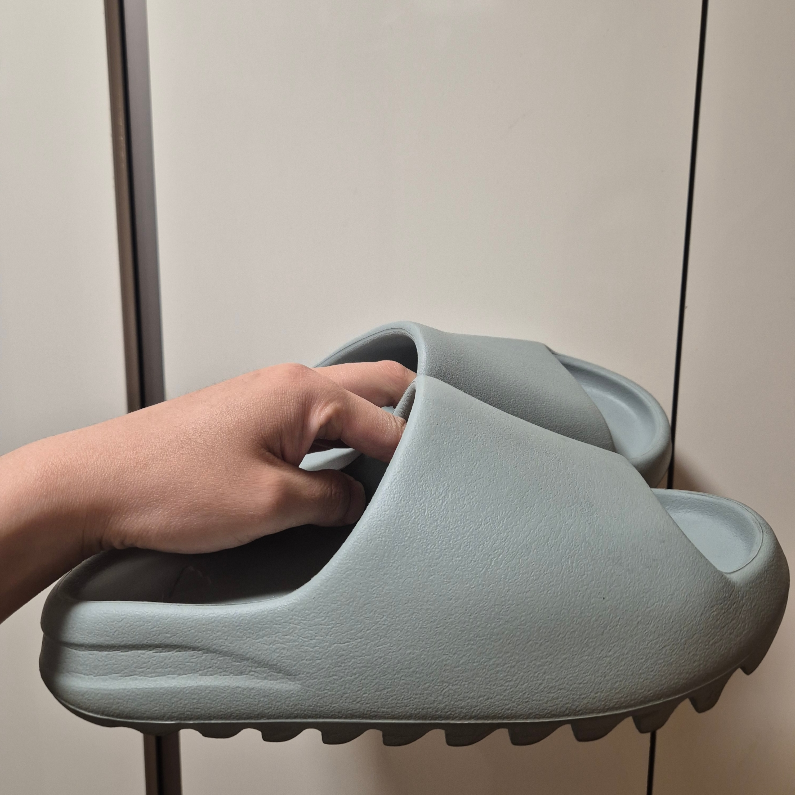 Adidas Yeezy Slide Salt 착용 스타일